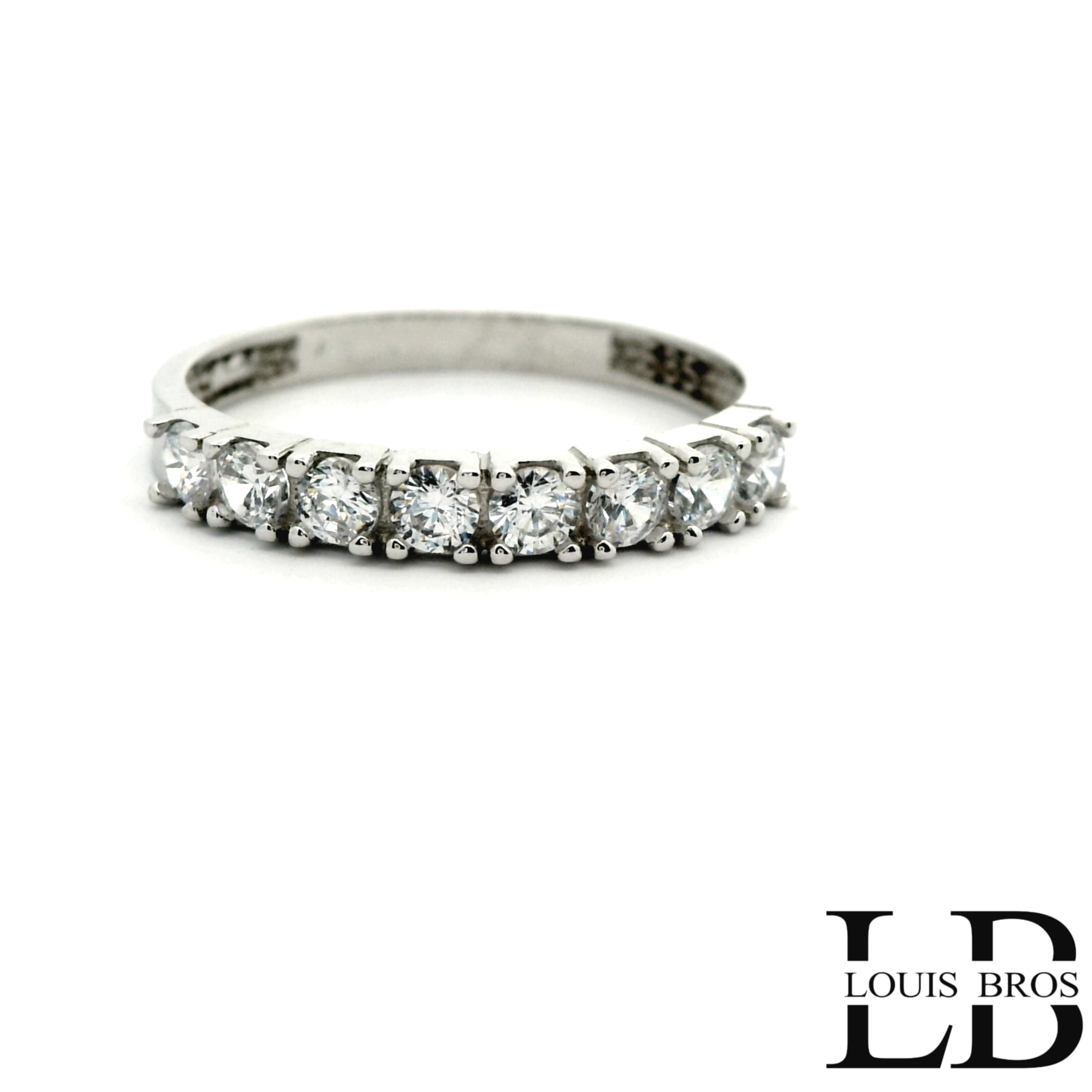 Deze elegante ring is vervaardigd uit hoogwaardig 14 karaat witgoud en is bezet met een rij prachtig geslepen zirkonia&rsquo;s. De zorgvuldig geplaatste stenen zorgen voor een schitterende glans en geven de ring een luxe, verfijnde uitstraling. Het slanke en tijdloze ontwerp maakt deze ring perfect om solo te dragen, maar ook ideaal om te combineren met andere ringen. Een veelzijdig sieraad dat geschikt is voor dagelijks gebruik &eacute;n bijzondere gelegenheden.
De ring is verkrijgbaar in meerdere afmetingen.