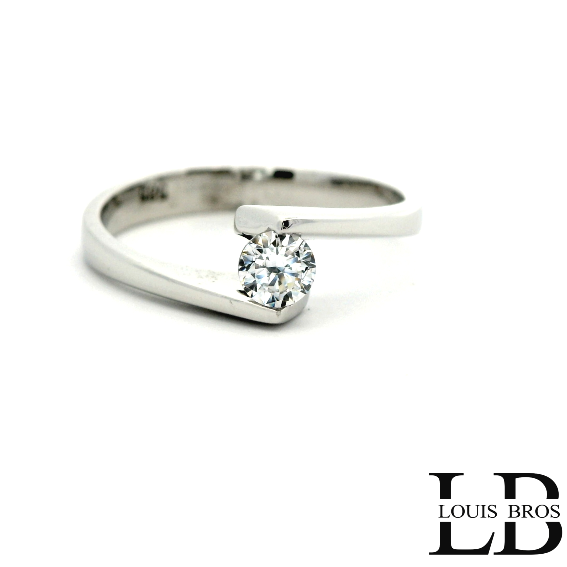 Deze stijlvolle ring is vervaardigd uit hoogwaardig 14 karaat witgoud (2.17 gr) en heeft een strak, modern ontwerp. In het midden schittert een prachtig geslepen zirkonia, die elegant wordt omsloten door het vloeiend gevormde witgoud. De gladde afwerking en de subtiele spanningzetting geven de ring een luxe en eigentijdse uitstraling. Dankzij het tijdloze design is deze ring perfect als dagelijkse eyecatcher, maar ook bijzonder geschikt voor speciale momenten. Een verfijnd sieraad dat klasse en elegantie uitstraalt.
De ring is verkrijgbaar in meerdere afmetingen.