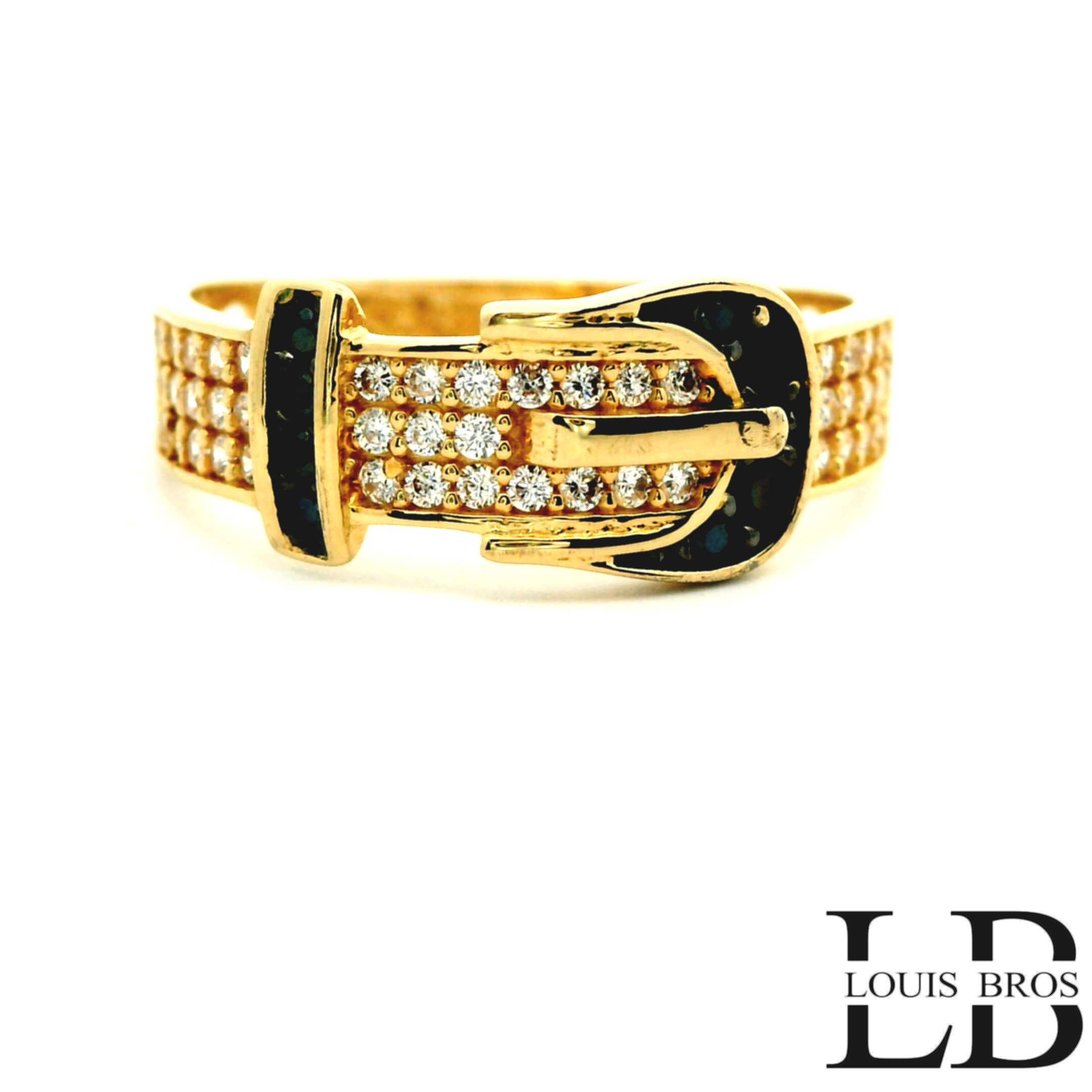 Deze bijzondere ring is vervaardigd uit hoogwaardig 14 karaat geelgoud en heeft een uniek ontwerp in de vorm van een elegante gesp. De ring is rijkelijk bezet met fonkelende zirkonia&rsquo;s, die zorgen voor een luxueuze en sprankelende uitstraling. Het brede design en de verfijnde afwerking geven de ring een krachtige, modieuze look. Een echte eyecatcher die perfect is voor wie houdt van opvallende sieraden met karakter, geschikt voor zowel dagelijks gebruik als speciale gelegenheden.
De ring is verkrijgbaar in meerdere afmetingen.