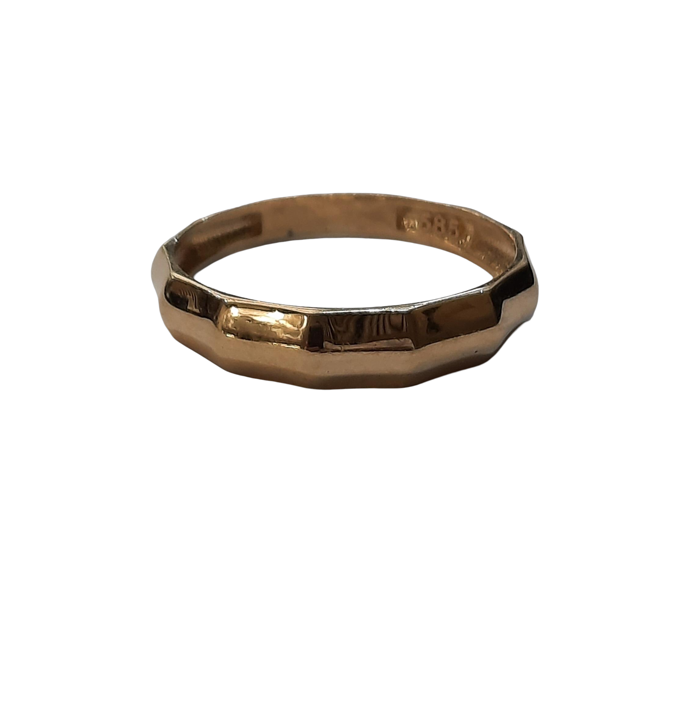 De gouden ring met modelnummer BREA-0001964 is een elegante 14 karaat gouden ring in maat 54. Het is goudkleurig en valt in de categorie sieraden, specifiek als een ring. Deze tijdloze ring past perfect bij elke gelegenheid en kan solo gedragen worden voor een subtiele uitstraling of in combinatie met andere sieraden voor een gelaagde look.