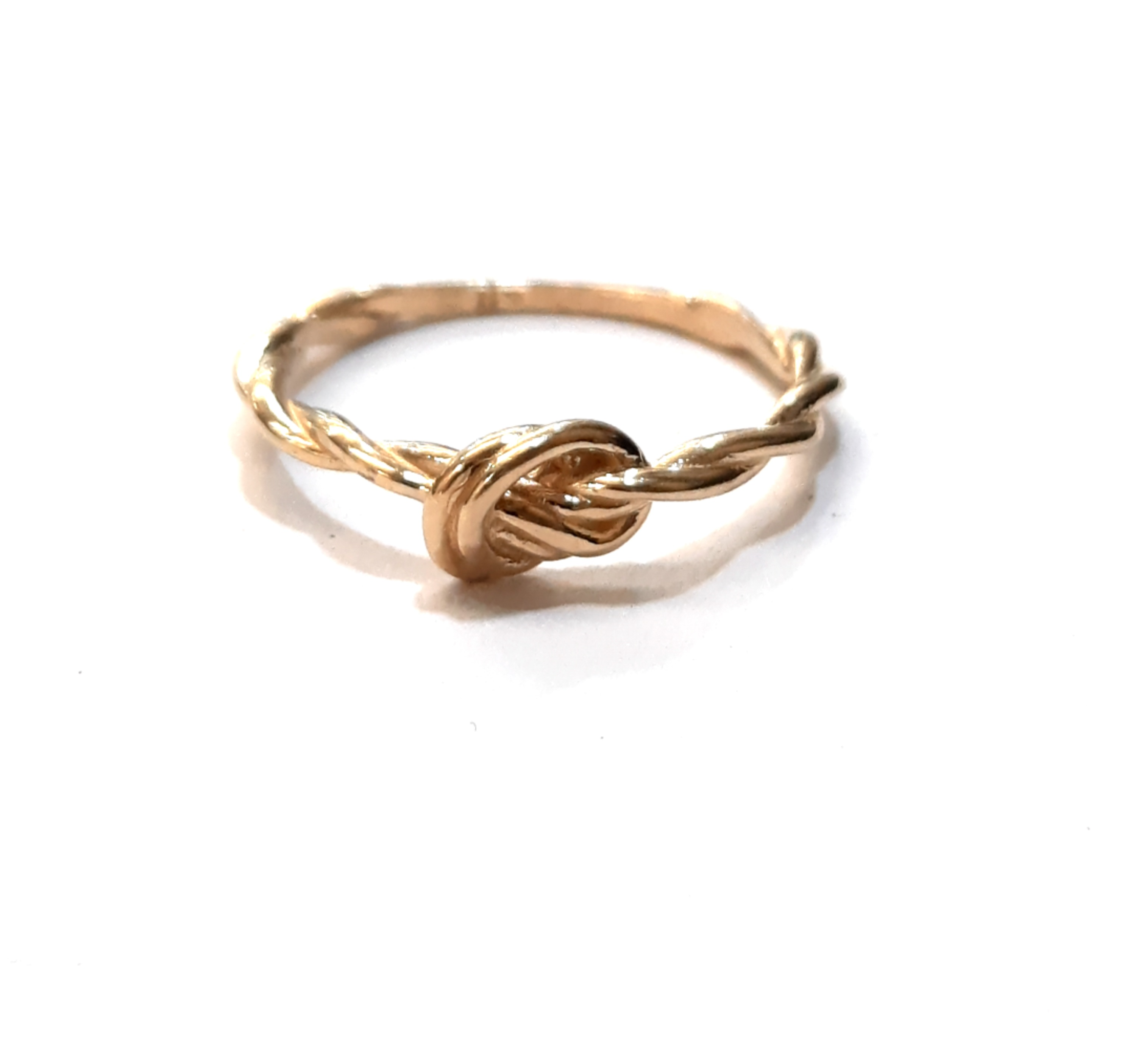 
Deze prachtige gouden ring is gemaakt van 14-karaats goud en heeft een breedte van 1,8 mm. De ring is goudkleurig en glanst niet. Met maat 54 is hij perfect voor dagelijks gebruik of speciale gelegenheden. Combineer met andere sieraden voor een elegante look. Perfect als subtiele, stijlvolle statement piece.