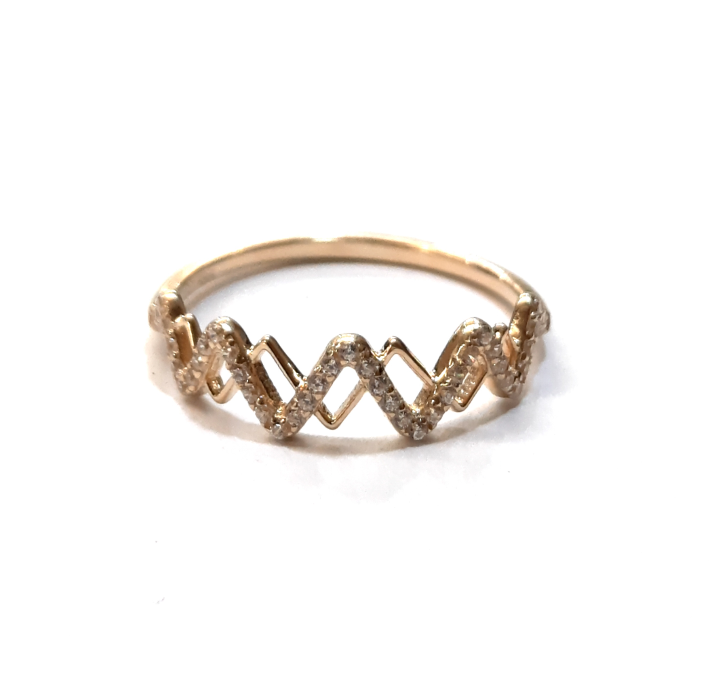 Deze prachtige ring, modelnummer 0002459, is een elegant sieraad van 14-karaats goud in een schitterende goudkleur. Met een juweelmaat van 54 past het perfect om de vinger. Draag deze verfijnde ring solo voor een subtiele uitstraling of combineer met andere gouden sieraden voor een verfijnde, gelaagde look. Perfect voor elke gelegenheid.