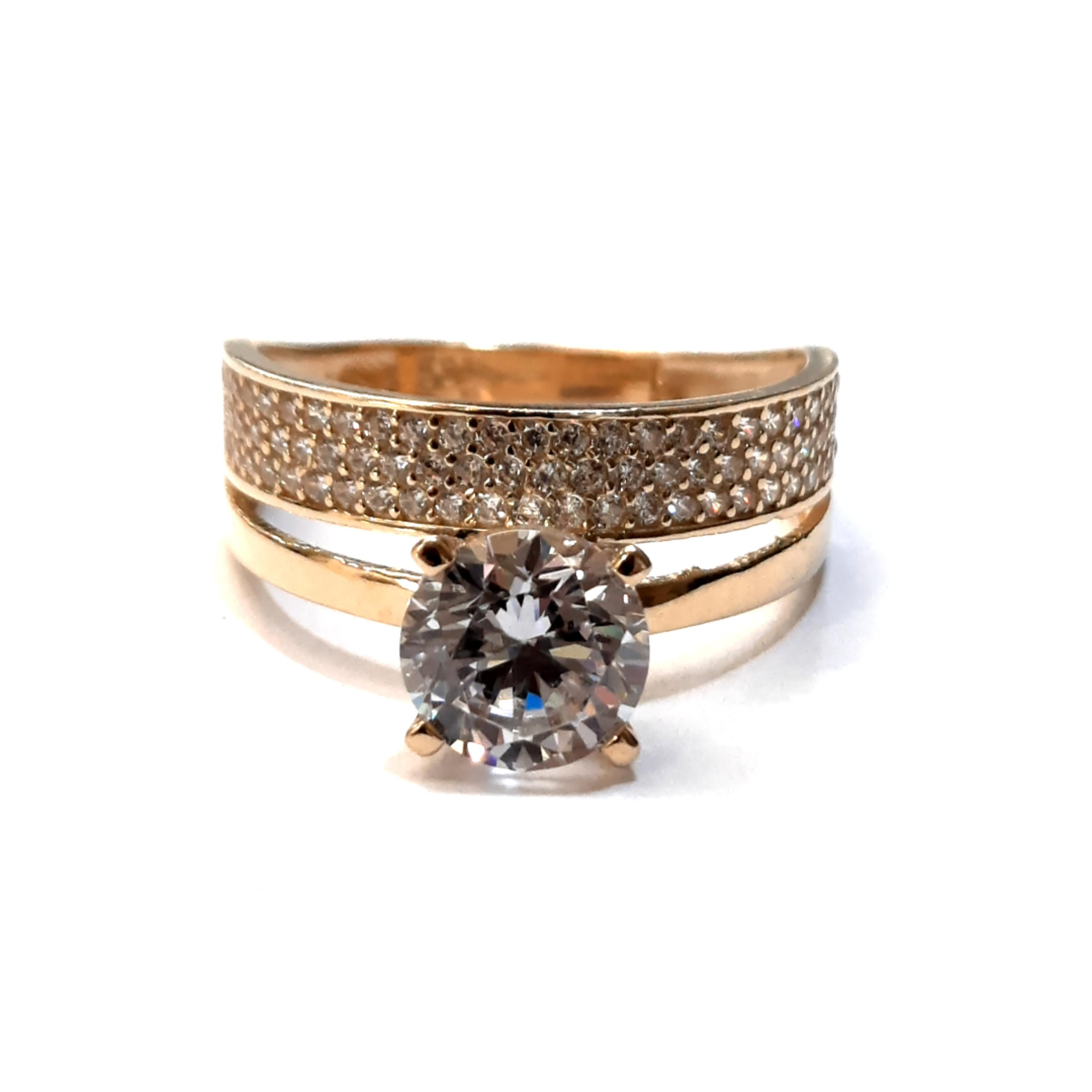 Deze gouden ring, model BREA-000662, is een prachtige 14 karaat goudkleurige sieraad. Met een glanzende afwerking en maat 54, biedt het een elegante uitstraling. Perfect voor dagelijks gebruik of speciale gelegenheden. Draag het solo voor een subtiele look of combineer met andere sieraden voor meer glamour. Ideaal voor de stijlvolle vrouw.