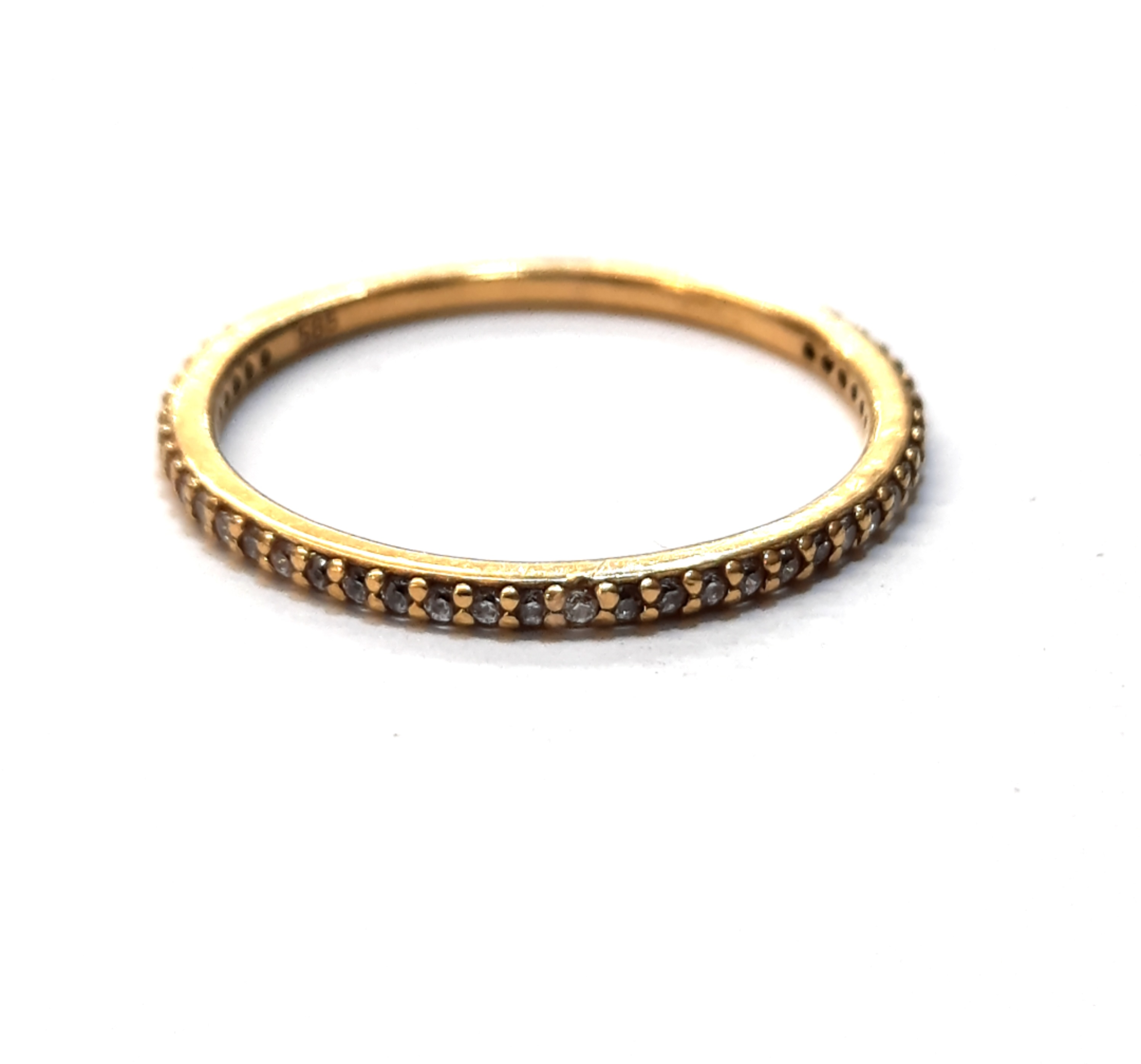 De gouden ring BREA-0002471 is een prachtige 14-karaats ring met stenen, ontworpen voor elegantie. Met een glanzende afwerking en een breedte van 1,65 mm, straalt deze goudkleurige ring luxe uit. De ringmaat is 58,5. Draag deze ring voor speciale gelegenheden of als een dagelijks statement-stuk om je look compleet te maken. 