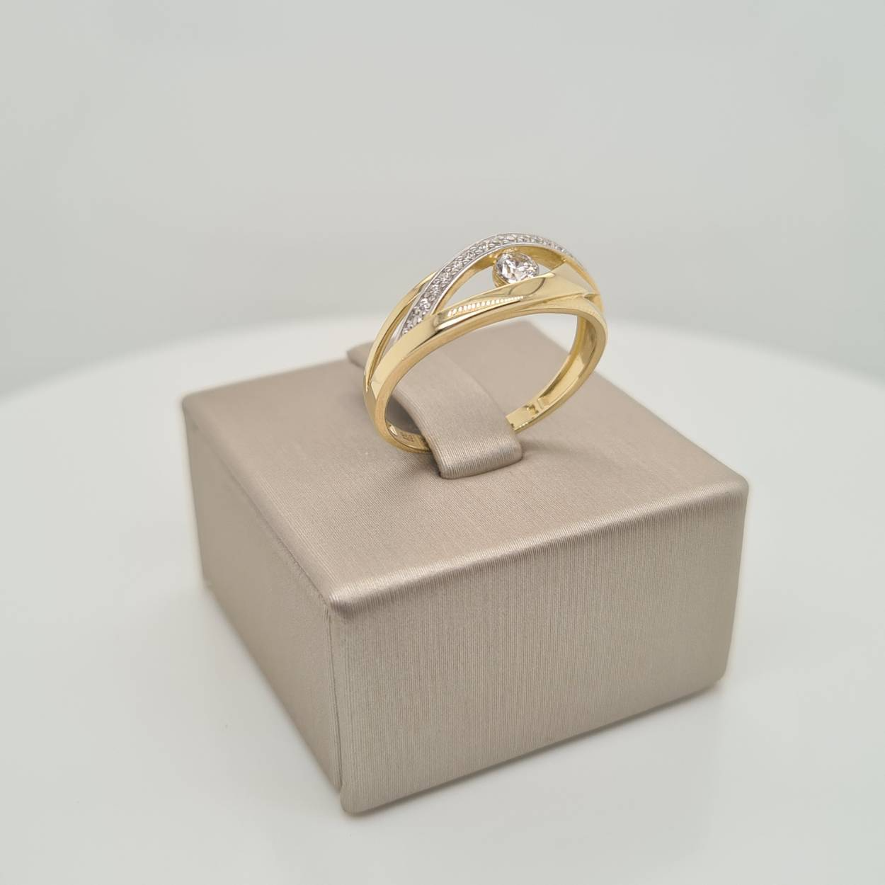 Prachtige 14krt gouden ring met zirkonia.

De maat van de ring is 52 (16,5). Heeft u een andere maat, neem dan gerust contact met ons op.