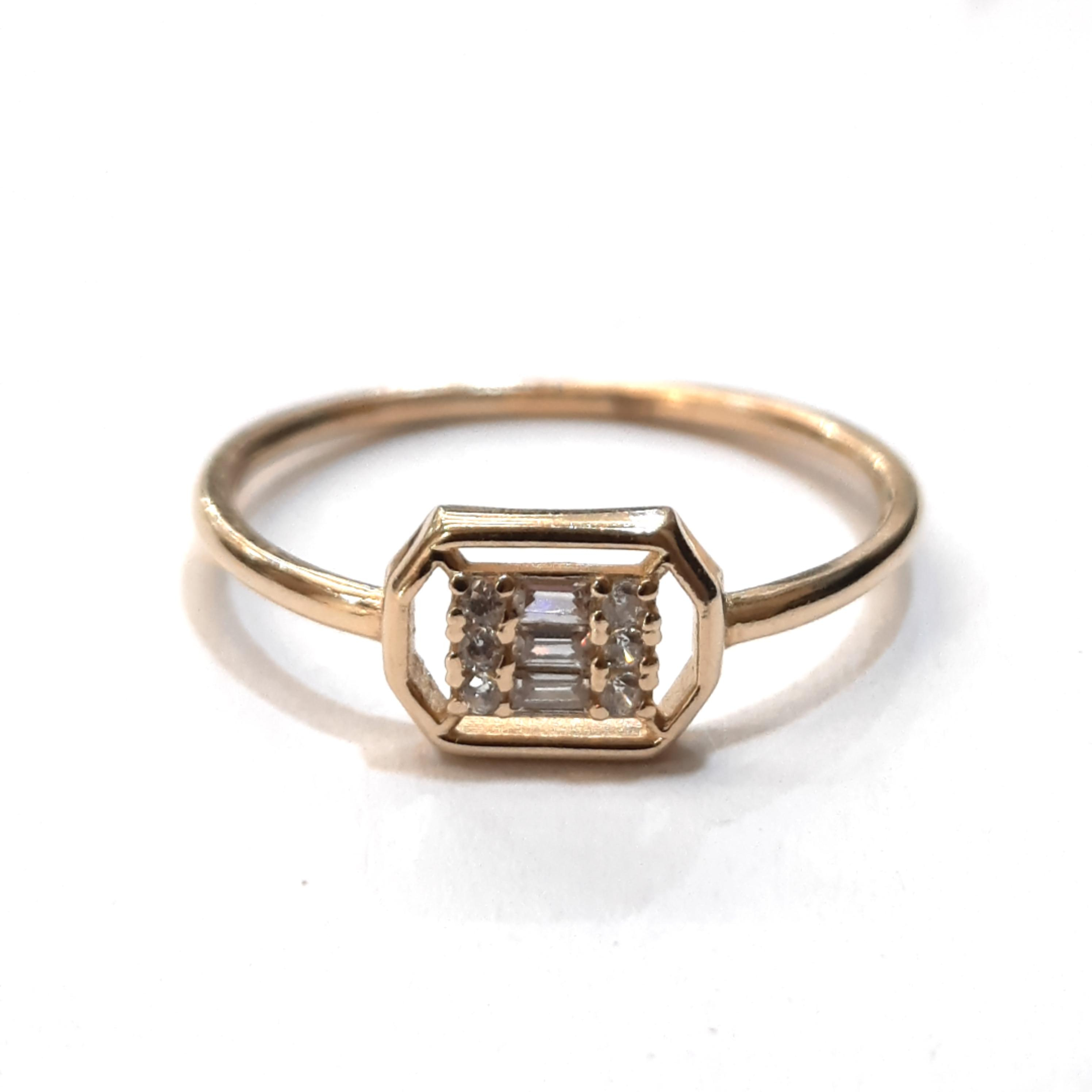 De gouden ring met stenen 14k, modelnummer BREA-000727, is een verfijnde sieraad van 14-karaats goud. Het is een glanzende, goudkleurige ring met een maat van 54, perfect voor dagelijks gebruik of speciale gelegenheden. Combineer het met andere gouden accessoires voor een elegante look, of draag solo voor een subtiel statement.