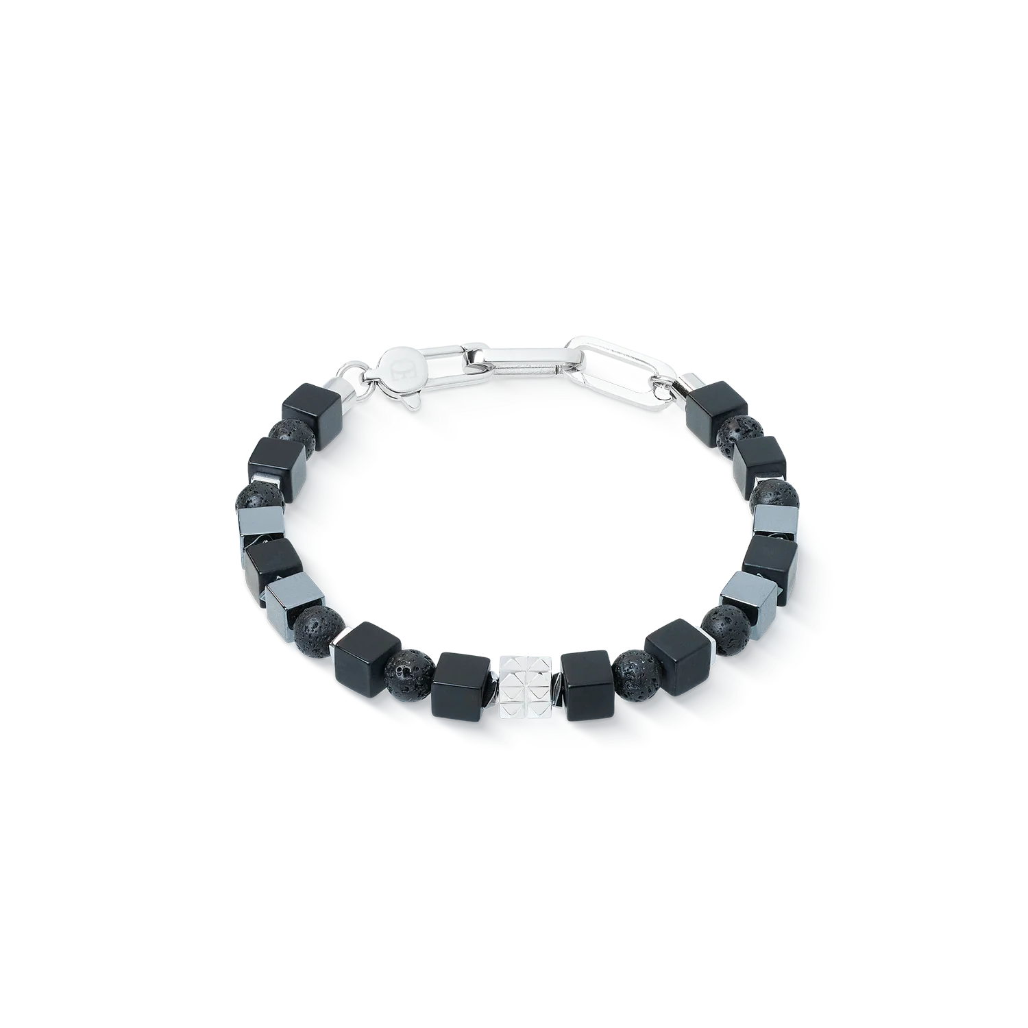 Krachtige contrasten, strakke vormen: deze opvallende armband combineert hoekige kubussen, ronde lava-elementen en iconische spikes tot een moderne designmix in zwart en zilver. Hematiet, lava, roestvrij staal en nauwkeurig gefacetteerde spike-elementen versmelten tot een mannelijke look met een statement-karakter. De opvallende schakelsluiting benadrukt de industri&euml;le stijl en geeft de armband extra pr&eacute;sence &ndash; perfect voor iedereen die van strakke lijnen en diverse materialen houdt.