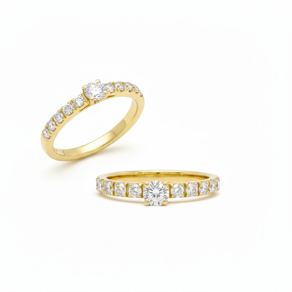 Unieke verlovingsring in 18 karaat geelgoud Een tijdloos symbool van liefde. met een centrale briljant van 0.32 karaat die elegant omringd wordt door 12 schitterende zijstenen van telkens 0.06 karaat. Deze ring is een exclusieve eigen creatie &ndash; ontworpen met oog voor detail en met het hart als kompas. Een uniek juweel voor een uniek moment.