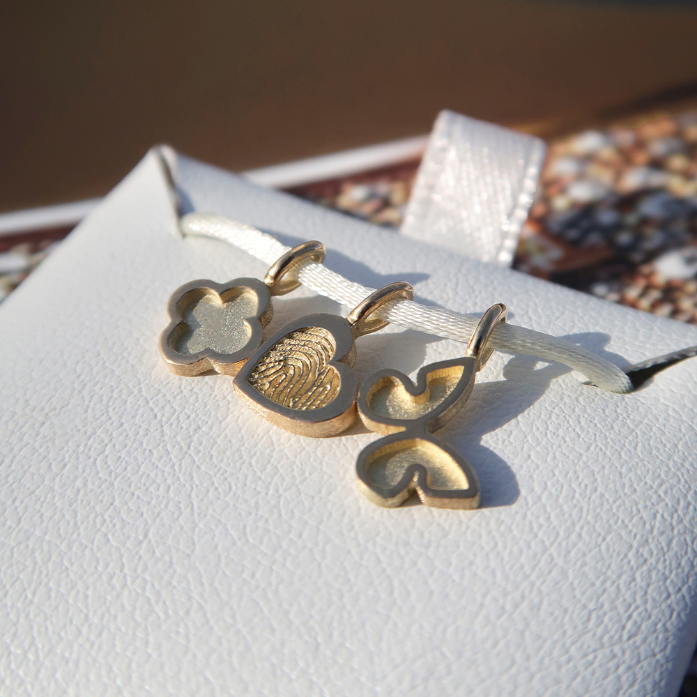 14kt. Geelgouden MiniOro armband anker, leaf open, 16-17-18cm
De Ketting Leaf Memory is ge&iuml;nspireerd op de iconische Leaf van Minioro &ndash; een symbool van geluk en groei.
In de hanger, uitgevoerd in 14-karaats goud, bevindt zich een askamer waarin as of moedermelk liefdevol kan worden verwerkt.

De sierlijke vorm en zachte glans geven de ketting een natuurlijke elegantie, terwijl de betekenisvolle inhoud het sieraad persoonlijk en uniek maakt.