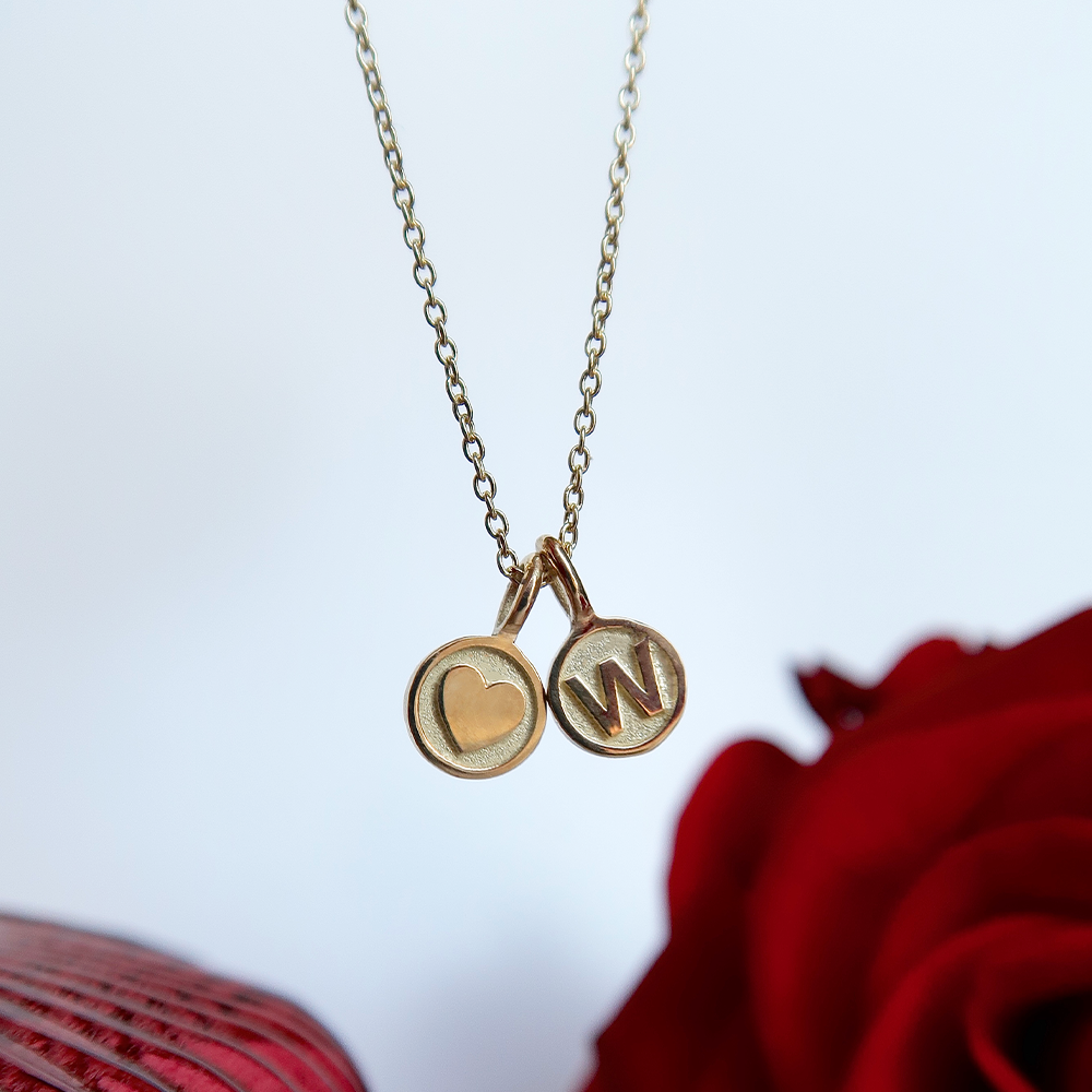 Geef je sieraden een persoonlijke betekenis met onze unieke bedels!

Draag het hangmuntje in de vorm van een hart en symboliseer liefde en verbondenheid. Voeg een betekenisvolle touch toe aan jouw sieraad en draag een symbool van liefde elke dag met je mee.