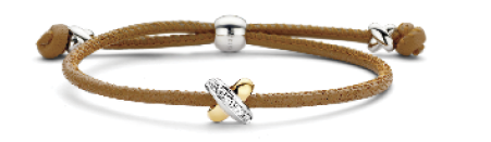 De Tirisi Moda Kisses schuifarmband, modelnummer TM2133NB(2T), is een verfijnde toevoeging aan uw sieradencollectie. Deze armband heeft een elegant schuifmechanisme voor eenvoudig aanpassen van de maat. Draag het solo voor een subtiele look of combineer het met andere armbanden voor een trendy, gelaagde uitstraling. Perfect voor elke gelegenheid.