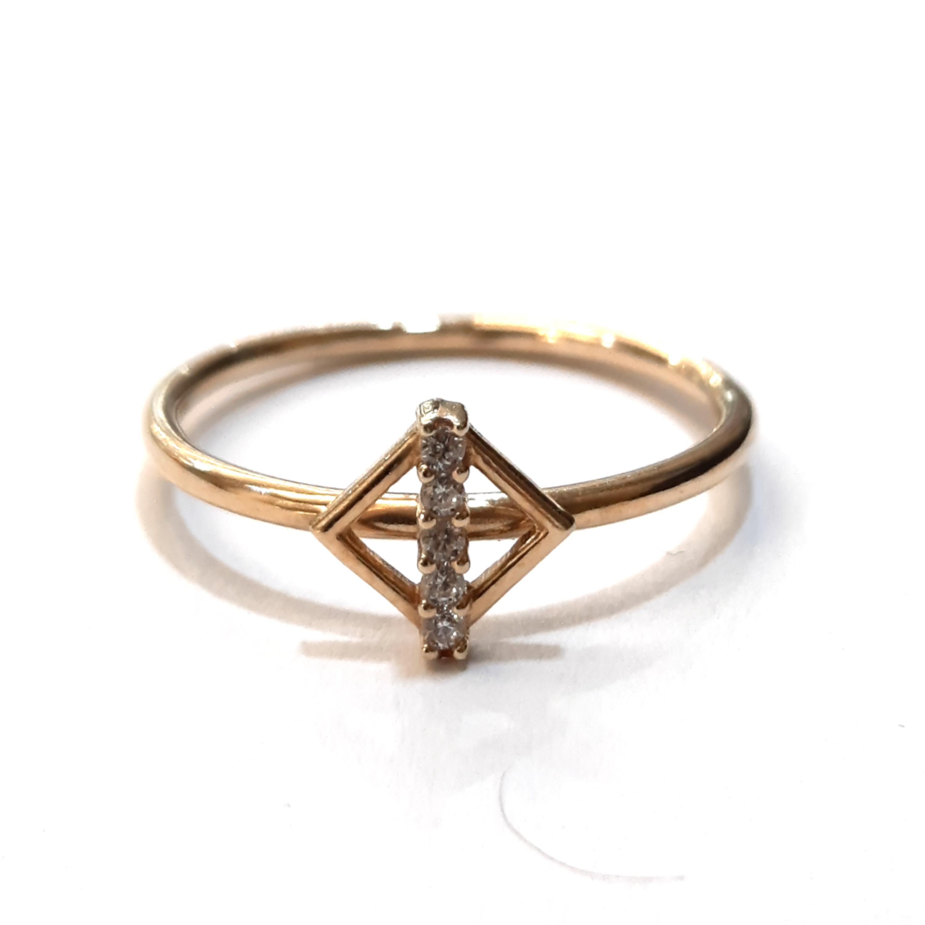 De gouden ring 14k, modelnummer BREA-000710, is een prachtige sieradencategorie met een rijke gouden kleur en is gemaakt van 14-karaats goud. De ringmaat is 54. Draag deze elegante ring solo voor een verfijnde uitstraling of combineer met andere ringen voor een trendy, gelaagde look. Voeg schittering toe aan elke gelegenheid!