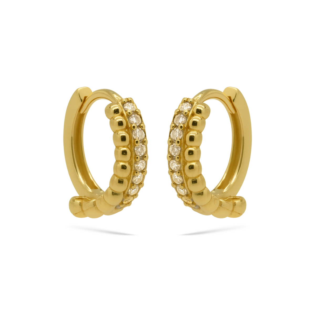 De Karma Hinged Hoops MABEL Dotty Zirconia 10MM Goldplated, modelnummer KAR-H719GP, zijn elegant ontworpen creolen met schitterende zirkonia voor een verfijnde uitstraling. Ideaal voor elke gelegenheid, deze gouden oorbellen voegen een vleugje glamour toe aan je look Perfect als opvallend accessoire in elke sieradencollectie.