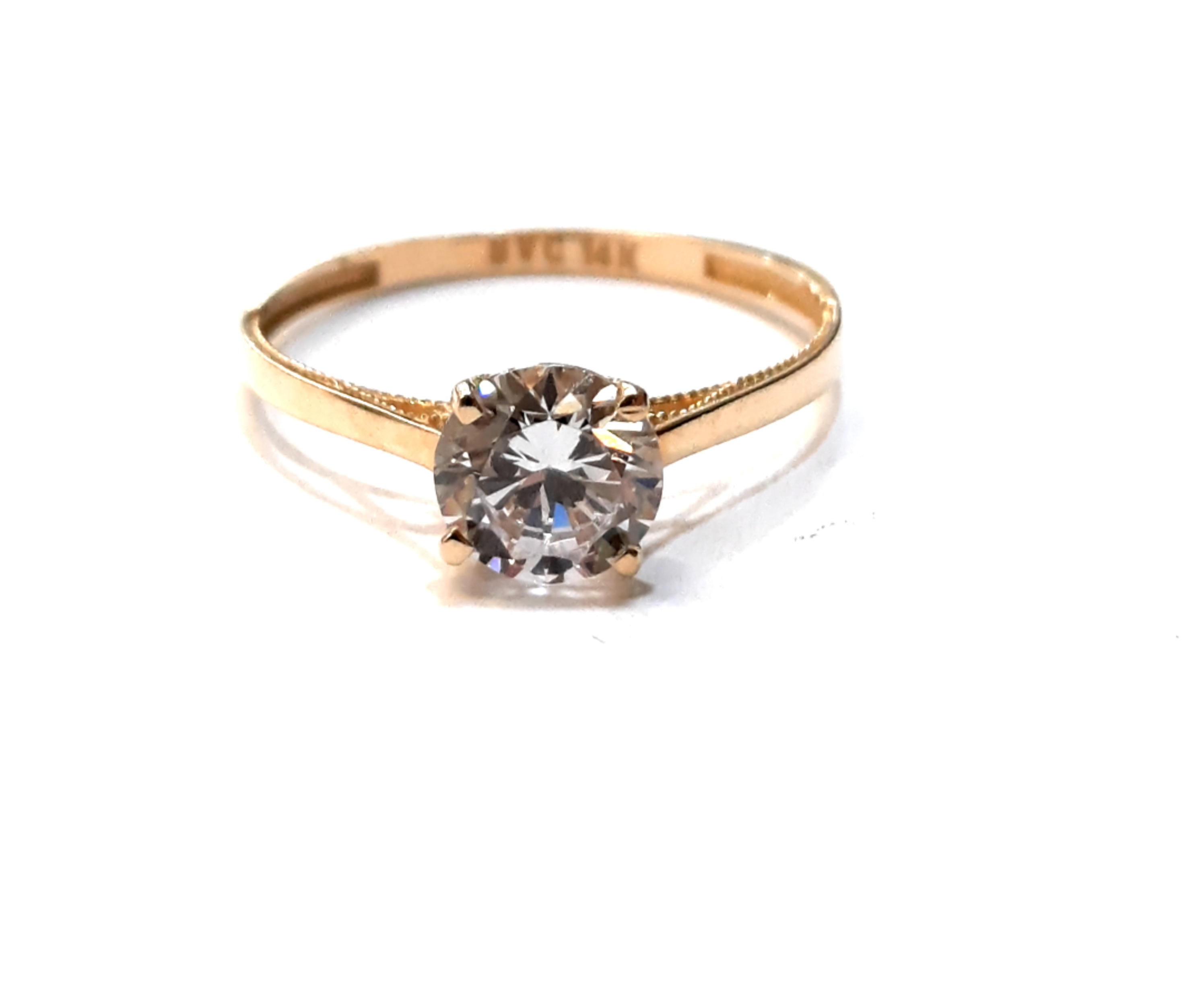 Deze gouden ring (modelnummer: BREA-0001957) is een prachtige toevoeging aan je sieradencollectie. Gemaakt van 14-karaats goud, straalt deze ring (maat 55) een verfijnde glans uit. Dankzij de gouden kleur en glanzende afwerking is het een veelzijdig sieraad dat perfect past bij elke gelegenheid. Draag hem solo voor een elegante uitstraling of combineer met andere ringen voor een modieuze gelaagdheid.