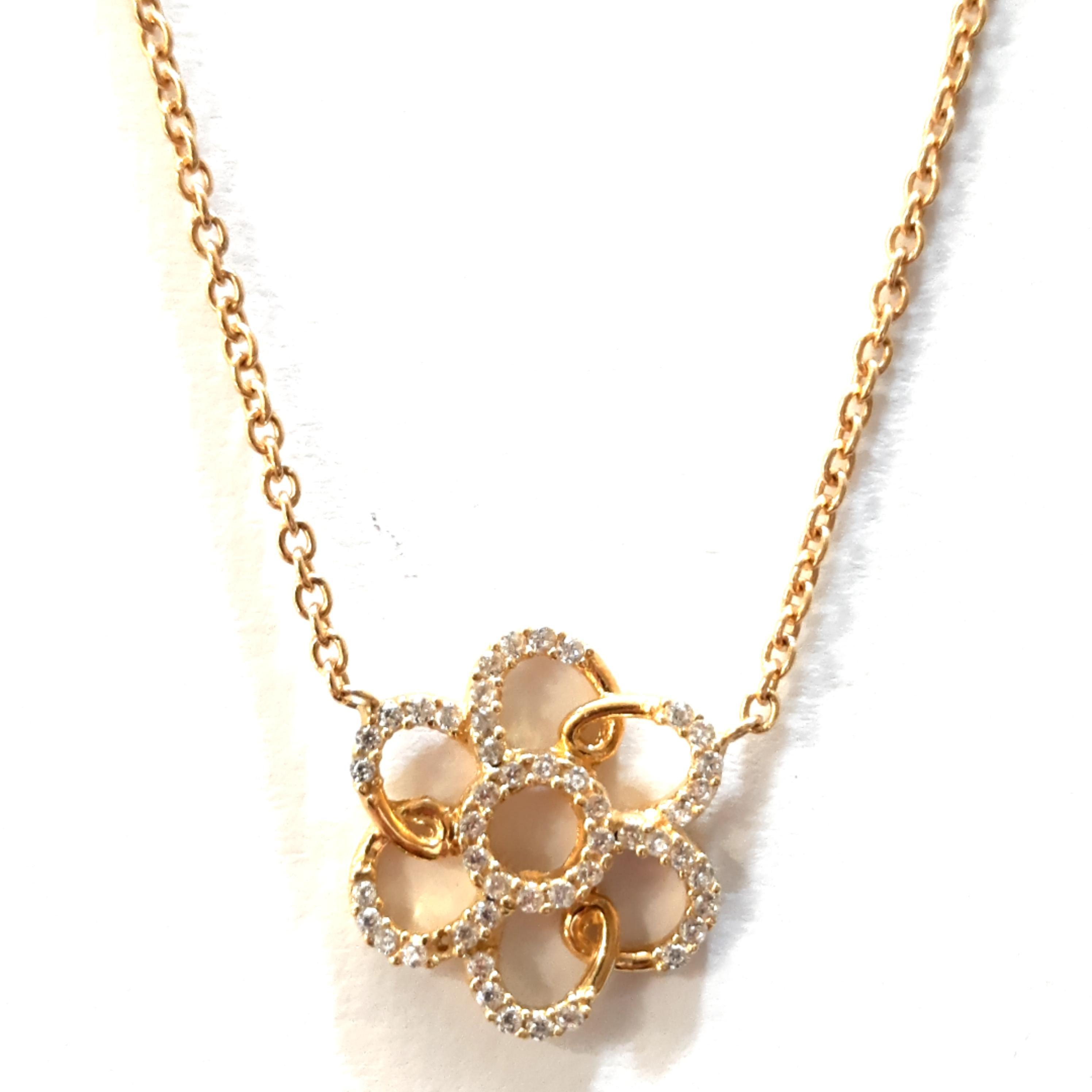 Ontdek de elegante gouden ketting BREA-0001514, vervaardigd uit 18-karaats goud en versierd met schitterende stenen. Met een lengte van 450 mm straalt deze ketting luxe uit en past perfect bij formele en chique gelegenheden. Combineer met een bijpassende jurk of een stijlvol avondensemble voor een verfijnde look. Een tijdloze aanvulling op elke sieradencollectie.