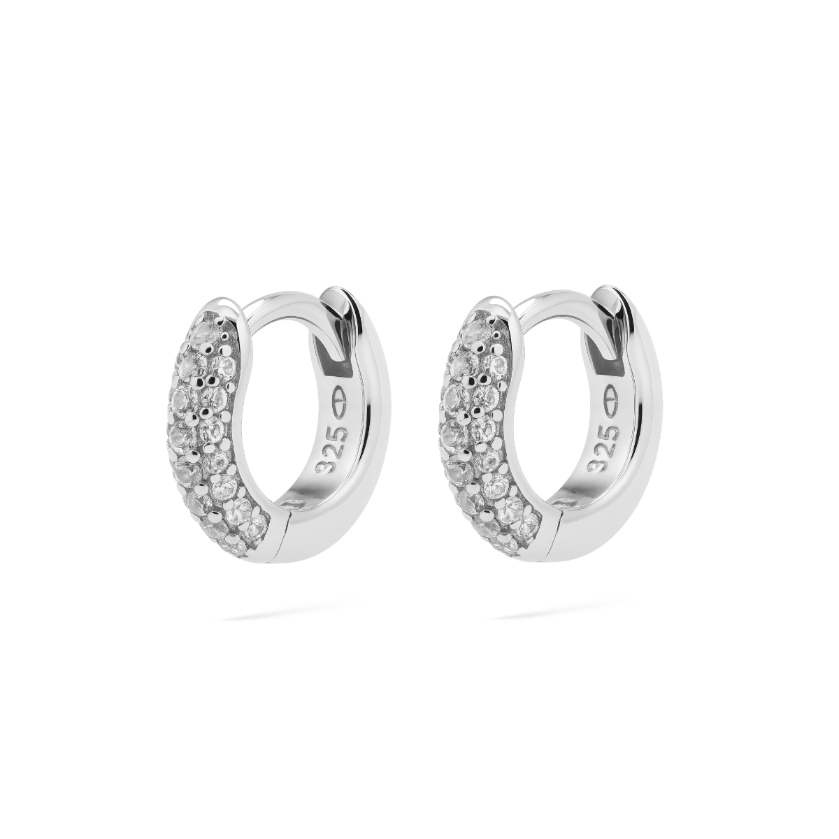 De Karma Hinged Hoops BIBI Zirconia 12MM Zilver met modelnummer KAR-H722S zijn elegante creolen van hoogwaardig zilver, versierd met sprankelende zirconia's. Perfect voor een verfijnde en tijdloze uitstraling. Draag ze solo voor een subtiele uitstraling of combineer met andere oorbellen voor een trendy look. Ideaal voor elke gelegenheid en outfit.