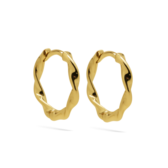 De Karma Hinged Hoops NORE Twisted 10MM Goldplated, modelnummer KAR-H717GP, zijn prachtige creolen. Met hun gedraaide ontwerp en gouden plating voegen ze een elegante touch toe aan elke outfit. Draag deze tijdloze sieraden met uw favoriete casual of formele kleding voor een verfijnde uitstraling. Perfect voor zowel dagelijks gebruik als speciale gelegenheden.