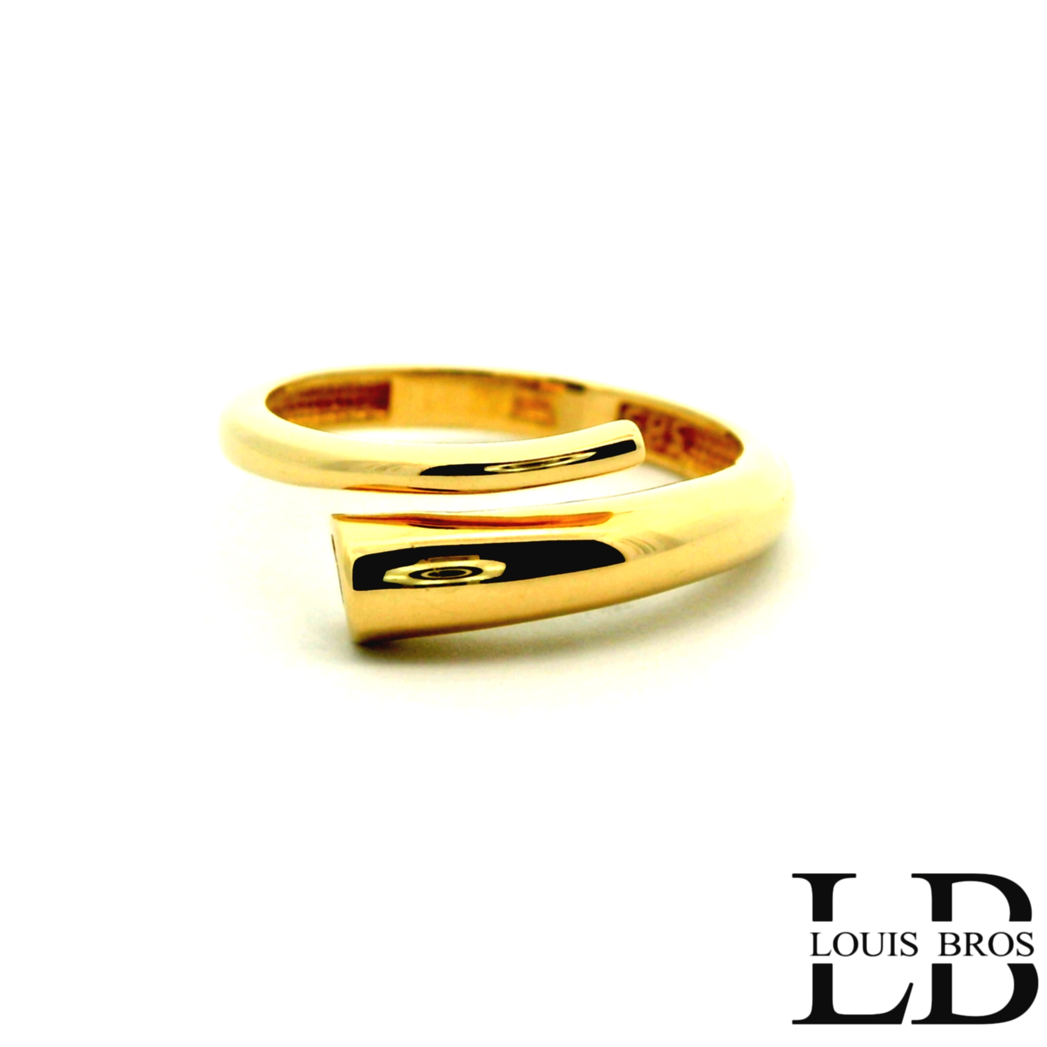 Deze subtiele geelgouden ring van 14 karaat (2.79 gr) straalt tijdloze elegantie uit. Het verfijnde ontwerp wordt geaccentueerd door een sprankelende zirkonia, die op elegante wijze het licht vangt en zorgt voor een zachte, luxueuze glans. Dankzij de slanke band is de ring perfect om dagelijks te dragen, maar ook bijzonder geschikt voor speciale gelegenheden. Een stijlvolle keuze voor wie houdt van minimalistische klasse met een verfijnde uitstraling.
De ring is verkrijgbaar in meerdere afmetingen.