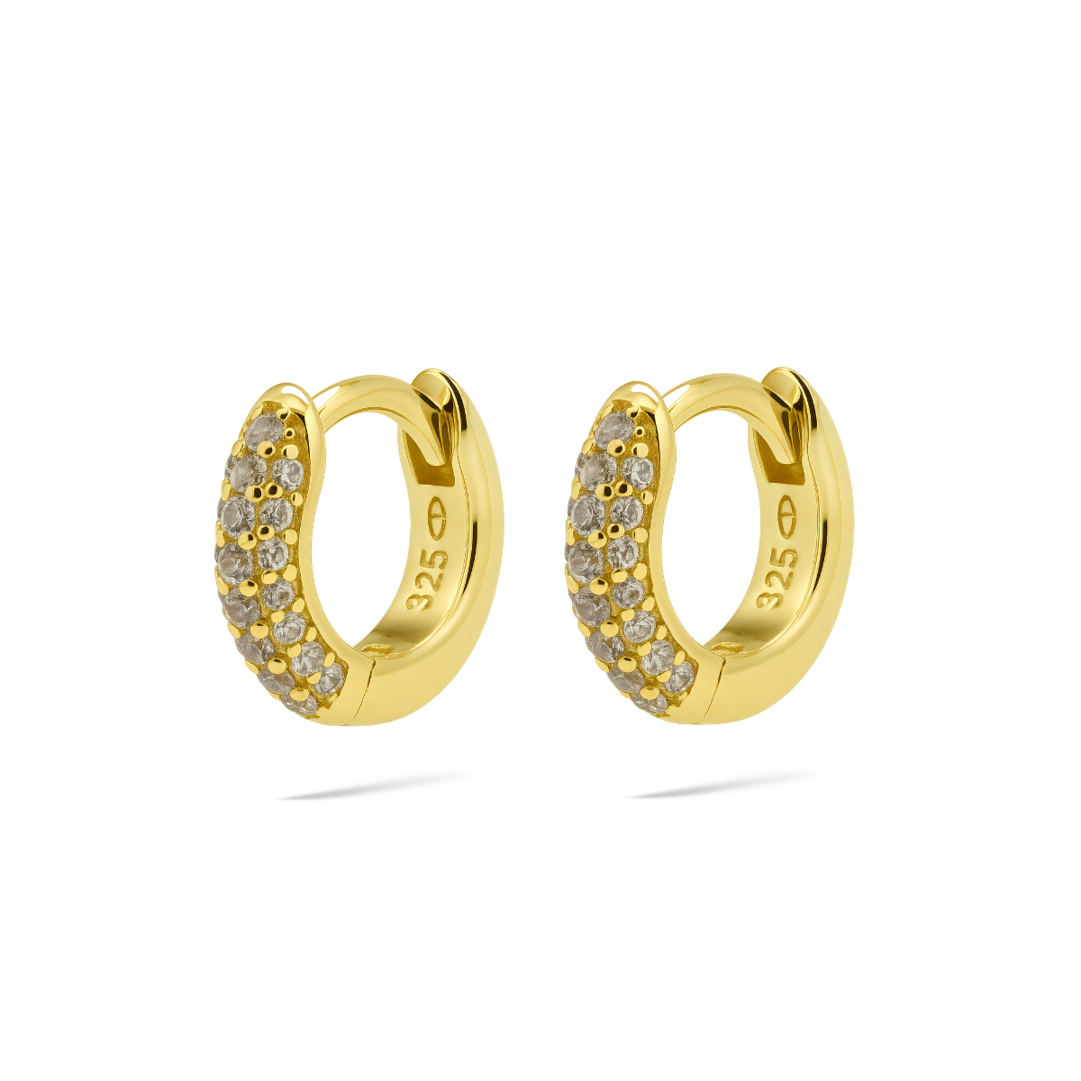 De Karma Hinged Hoops BIBI Zirconia 12MM Goldplated, modelnummer KAR-H722GP, zijn elegante creolen met fonkelende zirconia-steentjes. Geschikt voor elke gelegenheid, deze sieraden voegen een vleugje glamour toe aan elke outfit. Perfect voor dagelijks gebruik of speciale gelegenheden.
