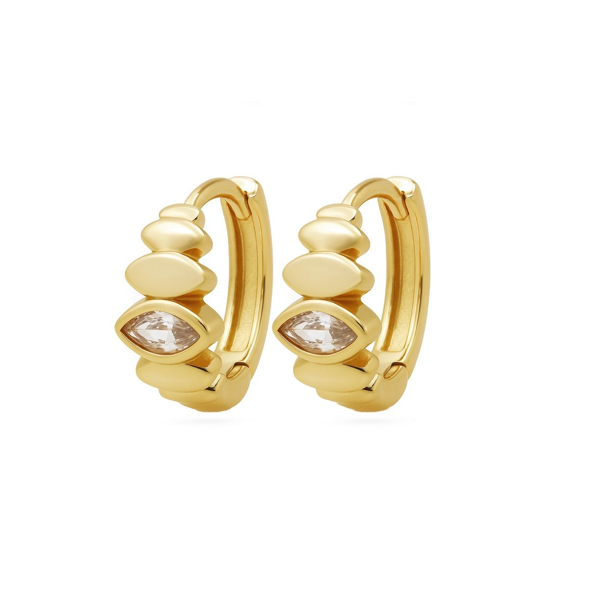 De Karma Hinged Hoops KAYA Zirconia 10MM Goldplated (modelnummer: KAR-H712GP) zijn verfijnde creolen met schitterende zirconia-steentjes. Ideaal voor zowel dagelijks gebruik als speciale gelegenheden. Draag ze solo voor een subtiele look of combineer met andere oorbellen voor een trendy ear party. Perfect voor liefhebbers van elegante juwelen.