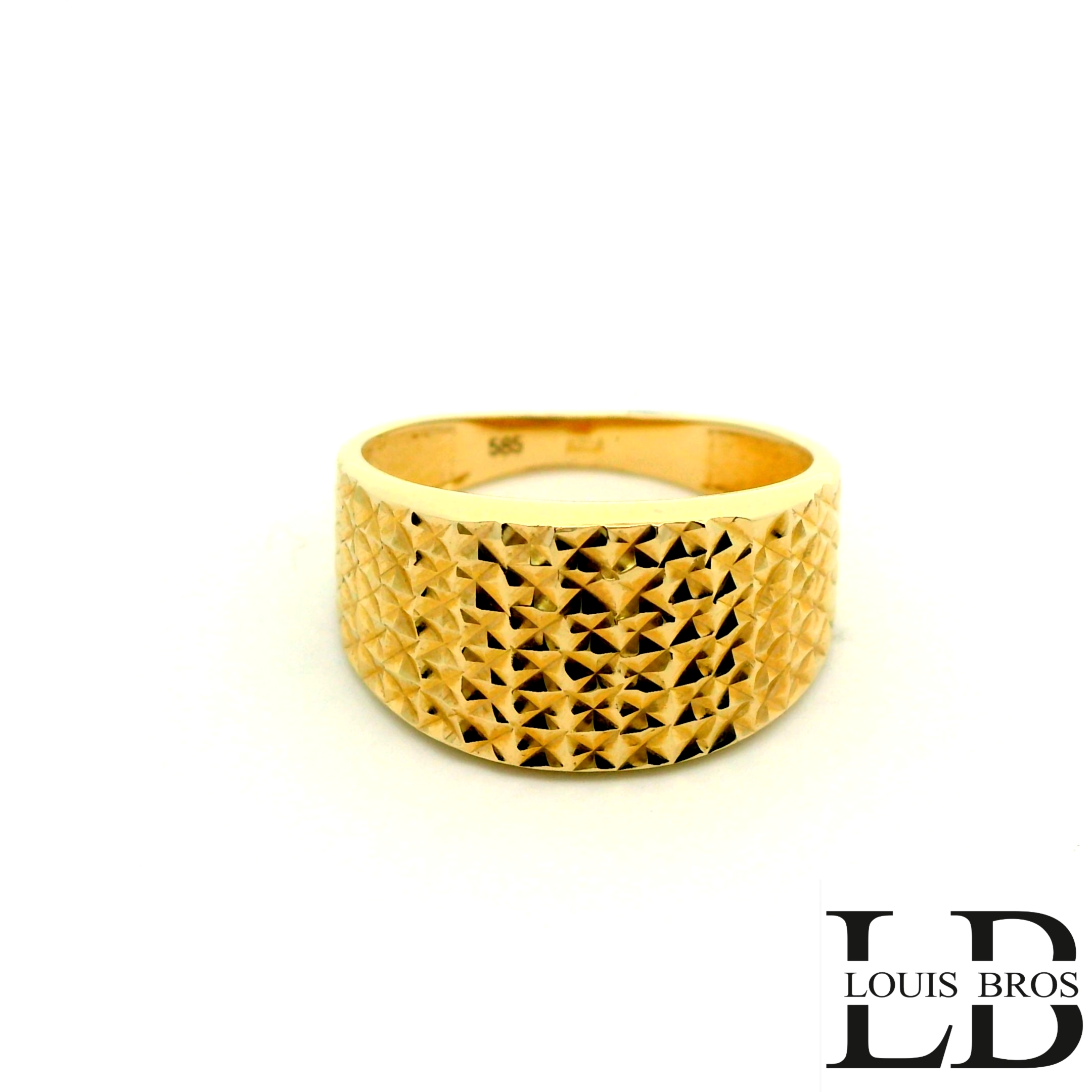 Deze stijlvolle geelgouden ring van 14 karaat (2.26 gr) heeft een krachtig en verfijnd karakter. De brede band is voorzien van een schitterende diamantgeslepen structuur met geometrische facetten, die het licht op speelse wijze reflecteren en zorgen voor een rijke, sprankelende uitstraling. Het ambachtelijke reli&euml;f geeft de ring diepte en luxe, terwijl het tijdloze ontwerp geschikt is voor zowel dagelijks gebruik als bijzondere gelegenheden. Een elegante ring met een moderne uitstraling en een duidelijke aanwezigheid.
De ring is verkrijgbaar in meerdere afmetingen.