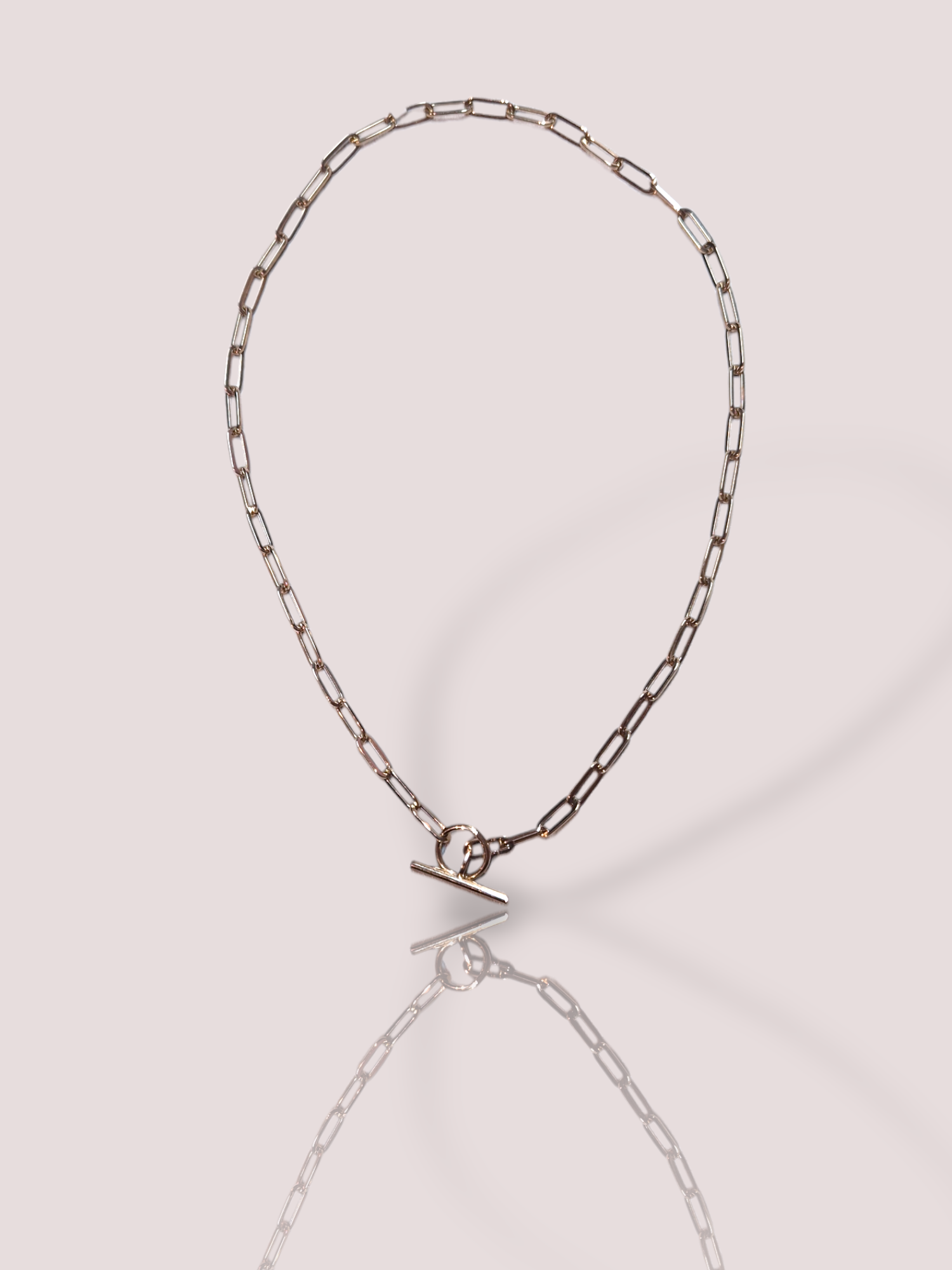 Dit House of Bruens 14k geel gouden schakelcollier met karpittelsluiting, is een verfijnde ketting van hoge kwaliteit. Het is een tijdloos juweel dat perfect kan worden gedragen bij zowel formele als informele gelegenheden. Combineer het met een elegante avondjurk of een casual blouse voor een verfijnde look. Ideaal voor dagelijkse glamour!
De schakels zijn 4 mm en het collier is 42 cm lang. 

Het totale gewicht is 5,6 gram.