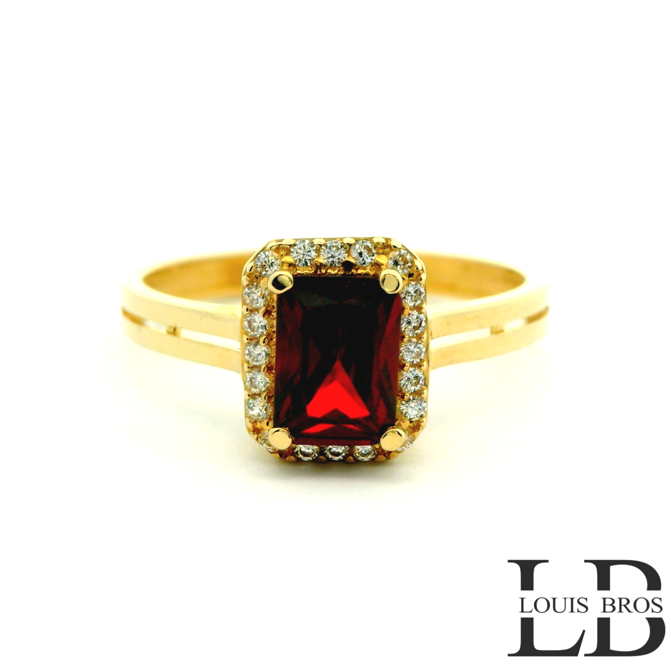Deze verfijnde ring van 14 karaat geelgoud (2.02 gr) straalt luxe en elegantie uit. Centraal staat een diep roodkleurige, rechthoekig geslepen steen, die prachtig wordt omlijst door fonkelende zirkonia&rsquo;s. Deze omlijsting versterkt de schittering en geeft de ring een chique, klassieke uitstraling. De slanke geelgouden band zorgt voor een mooi evenwicht tussen elegantie en draagcomfort, waardoor de ring zowel geschikt is voor dagelijks gebruik als voor bijzondere gelegenheden. Een tijdloos sieraad met een warme, luxueuze uitstraling.
De ring is verkrijgbaar in meerdere afmetingen.