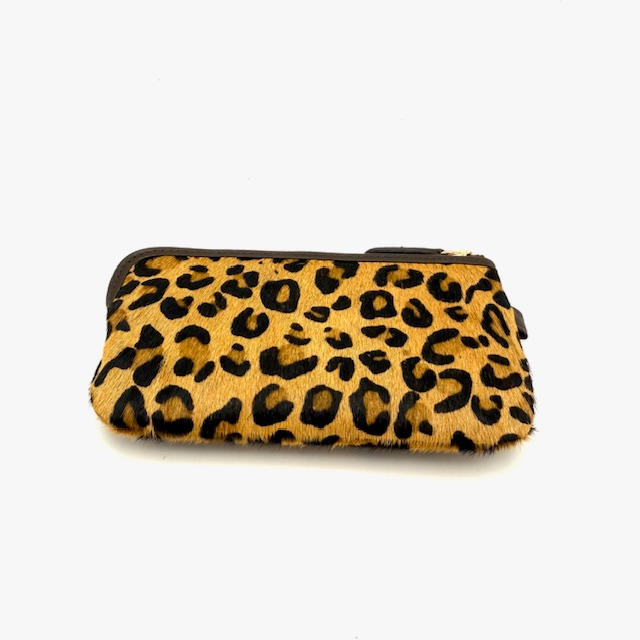 Sleuteletui in luipaardprint met twee sleutelringen &ndash; stijlvol & praktisch

Deze sleuteletui in luipaardprint is een trendy en functioneel accessoire voor het veilig opbergen van je sleutels. Dankzij de twee sleutelringen kun je verschillende sleutels overzichtelijk scheiden, zoals huis- en autosleutels. Het slanke ontwerp zorgt ervoor dat de sleuteletui weinig ruimte inneemt en makkelijk in elke tas past.

De modieuze luipaardprint geeft deze sleuteletui een speelse en stijlvolle uitstraling, ideaal voor dagelijks gebruik of als leuk cadeau.

Kenmerken:

Sleuteletui met twee sleutelringen

Trendy luipaardprint

Compact en dun model

Geschikt voor dagelijks gebruik

Afmetingen:

Hoogte: 7 cm

Breedte: 13 cm

Dikte: 1,5 cm