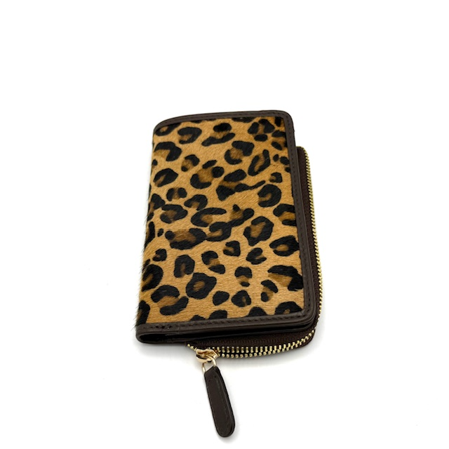 Mini portemonnee luipaardprint met RFID &ndash; compact & veilig

Deze mini portemonnee in fraaie luipaardprint combineert stijl, functionaliteit en veiligheid. De portemonnee beschikt over twee aparte vakken voor papiergeld en een ritsvak voor muntgeld, zodat je alles overzichtelijk kunt opbergen. Daarnaast is deze portemonnee uitgerust met RFID-bescherming, waardoor je betaalpassen beschermd zijn tegen ongewenst uitlezen.

Er is ruimte voor maximaal 6 creditcards, wat deze compacte portemonnee perfect maakt voor dagelijks gebruik of onderweg. De trendy luipaardprint geeft een modieuze uitstraling en maakt dit accessoire zowel praktisch als stijlvol.

Kenmerken:

Mini portemonnee in luipaardprint

RFID-bescherming tegen skimmen

2 papiergeldvakken

Ritsvak voor munten

Geschikt voor 6 creditcards

Compact en overzichtelijk ontwerp

Afmetingen:

Hoogte: 12 cm

Breedte: 8 cm

Diepte: 2,5 cm