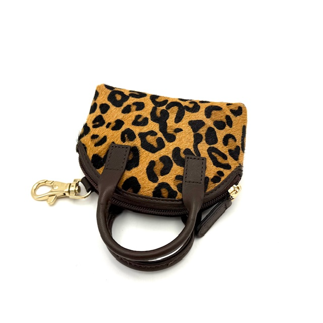 Tas hanger & sleuteletui luipaardprint &ndash; stijlvol en compact accessoire

Deze tas hanger en sleuteletui in luipaardprint is een trendy en praktisch accessoire voor dagelijks gebruik. Bevestig hem eenvoudig aan je handtas, rugzak of shopper en houd je sleutels overzichtelijk en veilig opgeborgen. Dankzij het compacte formaat en het opvallende luipaarddesign is deze sleuteletui niet alleen functioneel, maar ook een echte eyecatcher.

De luipaardprint sleuteletui is ideaal voor wie houdt van mode met een speelse touch. Perfect als cadeau of om je eigen tas een stijlvolle upgrade te geven.

Kenmerken:

Te gebruiken als tas hanger &eacute;n sleuteletui

Trendy luipaardprint

Compact en lichtgewicht

Handig voor sleutels en kleine accessoires

Afmetingen:

Hoogte: 8 cm

Breedte: 10 cm

Diepte: 3,5 cm