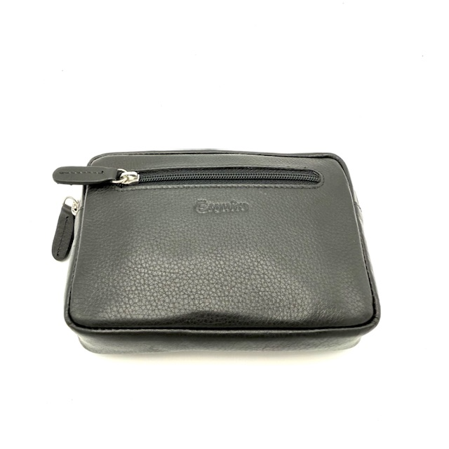 Leren heuptasje voor heren &ndash; zwart rundleer

Verkrijgbaar in twee formaten

Op verzoek van diverse mannen hebben wij dit praktische en stijlvolle leren tasje voor aan de riem ontwikkeld. Dit heuptasje van zwart rundleer is ideaal voor dagelijks gebruik en biedt een veilige en comfortabele manier om je belangrijkste spullen bij je te dragen.

Dankzij de lus aan de achterzijde schuif je het tasje eenvoudig aan je riem. Het hoogwaardige zwarte rundleer zorgt voor een luxe uitstraling, duurzaamheid en tijdloos design.

Grote variant

De grote uitvoering is voorzien van twee ritsvakken, waaronder een rits aan de voorkant voor snelle toegang tot je spullen. Ideaal voor telefoon, portemonnee, sleutels en andere essentials.

Afmetingen grote variant:

Hoogte: 11 cm

Breedte: 17 cm

Diepte: 4 cm

Kleine variant

De kleine variant is compacter en minimalistisch uitgevoerd met &eacute;&eacute;n rits aan de bovenzijde. Perfect voor wie licht en overzichtelijk wil reizen.

Afmetingen kleine variant:

Hoogte: 10 cm

Breedte: 13 cm

Diepte: 3 cm

Kenmerken:

Gemaakt van hoogwaardig zwart rundleer

Verkrijgbaar in twee formaten

Lus aan de achterkant voor bevestiging aan de riem

Stevige rits(en) voor veilig opbergen

Ideaal als leren heuptasje, riemtasje of belt bag voor heren

Ben je op zoek naar een compact, duurzaam en stijlvol leren riemtasje voor heren? Kies dan het formaat dat het beste bij jouw gebruik past en geniet van comfort en kwaliteit in &eacute;&eacute;n accessoire.