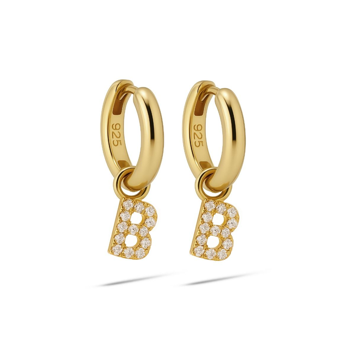 De Karma Hinged Hoops Zirconia Letter B Goldplated, modelnummer A178GP-B, zijn stijlvolle creolen. Ze bevatten een vergulde afwerking en een zirkonia-steen in de vorm van de letter B. Ideaal voor dagelijks gebruik of een speciale gelegenheid. Combineer ze met andere gouden sieraden voor een chique en elegante look. Perfect voor elke liefhebber van persoonlijke sieraden.