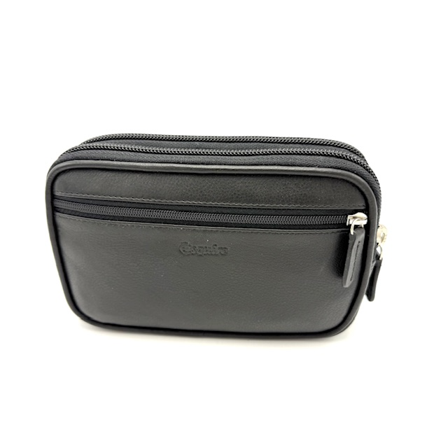 Leren heuptasje voor heren &ndash; zwart rundleer

Op verzoek van diverse mannen hebben wij dit praktische leren tasje voor aan de riem ontworpen. Dit compacte en stijlvolle heuptasje van zwart rundleer is ideaal voor dagelijks gebruik en biedt voldoende ruimte voor essenti&euml;le spullen zoals telefoon, sleutels, pasjes en geld.

Het tasje is voorzien van twee stevige ritsvakken, waaronder een rits aan de voorkant voor snelle toegang. Dankzij de lus aan de achterzijde schuif je het tasje eenvoudig aan je riem, waardoor je handen vrij blijven en je spullen veilig opgeborgen zijn.

Het gebruik van hoogwaardig zwart rundleer zorgt voor een luxe uitstraling en een lange levensduur. Door het compacte formaat is dit leren riemtasje voor heren perfect voor werk, reizen, wandelen of festivals.

Kenmerken:

Gemaakt van hoogwaardig zwart rundleer

Twee ritsvakken, waaronder een rits aan de voorkant

Lus aan de achterkant om aan de riem te bevestigen

Compact en functioneel ontwerp

Geschikt als heuptasje, riemtasje of leren belt bag

Afmetingen:

Hoogte: 11 cm

Breedte: 17 cm

Diepte: 4 cm

Ben je op zoek naar een stijlvol, duurzaam en praktisch leren tasje voor aan de riem? Dan is dit zwarte rundleren heuptasje een perfecte keuze voor de moderne man.