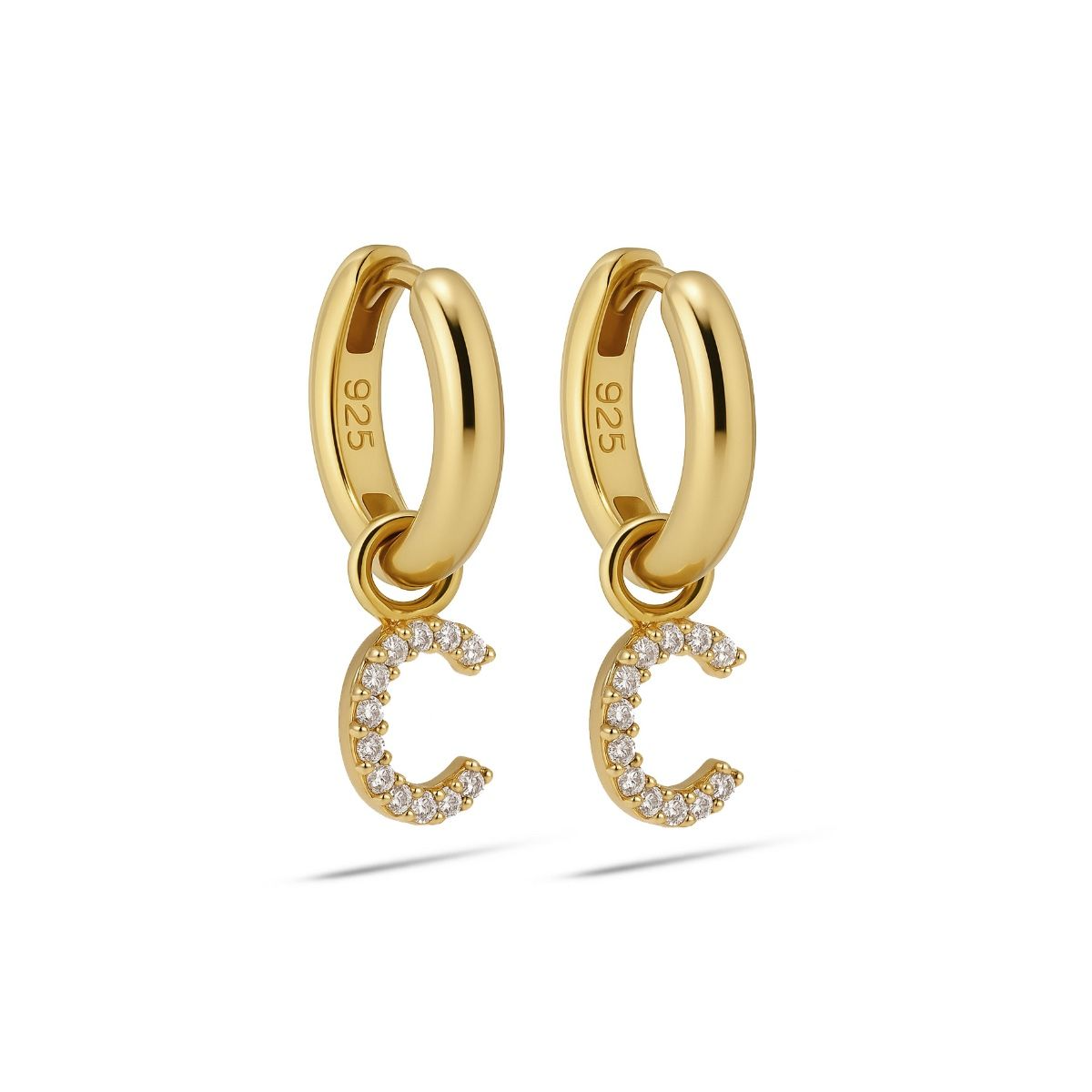De Karma Hinged Hoops Zirconia Letter C Goldplated, modelnummer A178GP-C, zijn verfijnde creolen met een vergulde afwerking en een sprankelende zirkonia-steen in de vorm van de letter C. Perfect te combineren met casual outfits of elegante avondkleding voor een stijlvolle uitstraling.