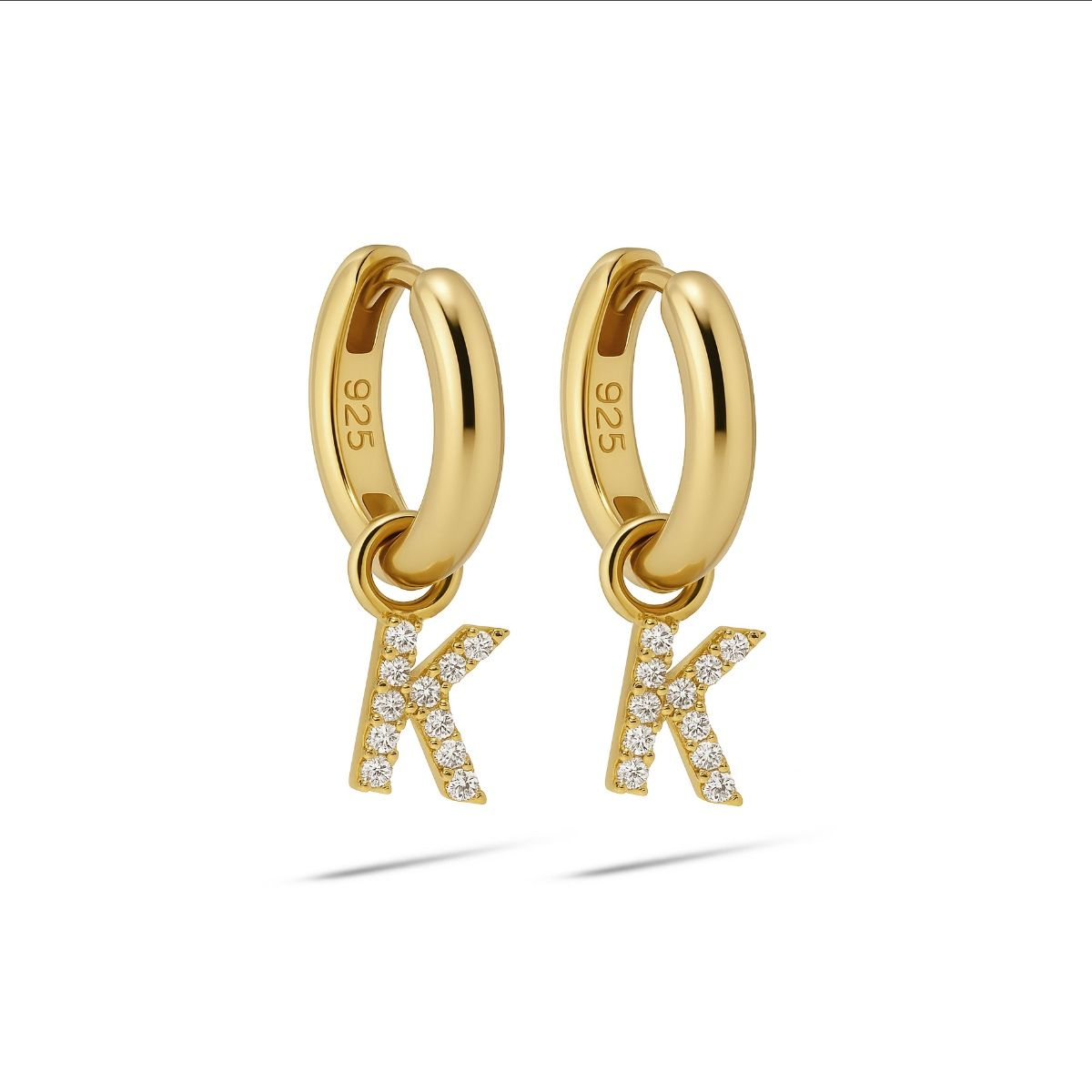 De Karma Hinged Hoops Zirconia Letter K Goldplated, modelnummer A178GP-K, zijn elegante creolen met een zirkonia-steen en een vergulde letter "K". Perfect voor zowel dagelijks gebruik als speciale gelegenheden, dragen deze oorbellen bij aan een persoonlijke en stijlvolle look. Combineer met andere gouden sieraden voor een verfijnde uitstraling. Ideaal als persoonlijk cadeau.