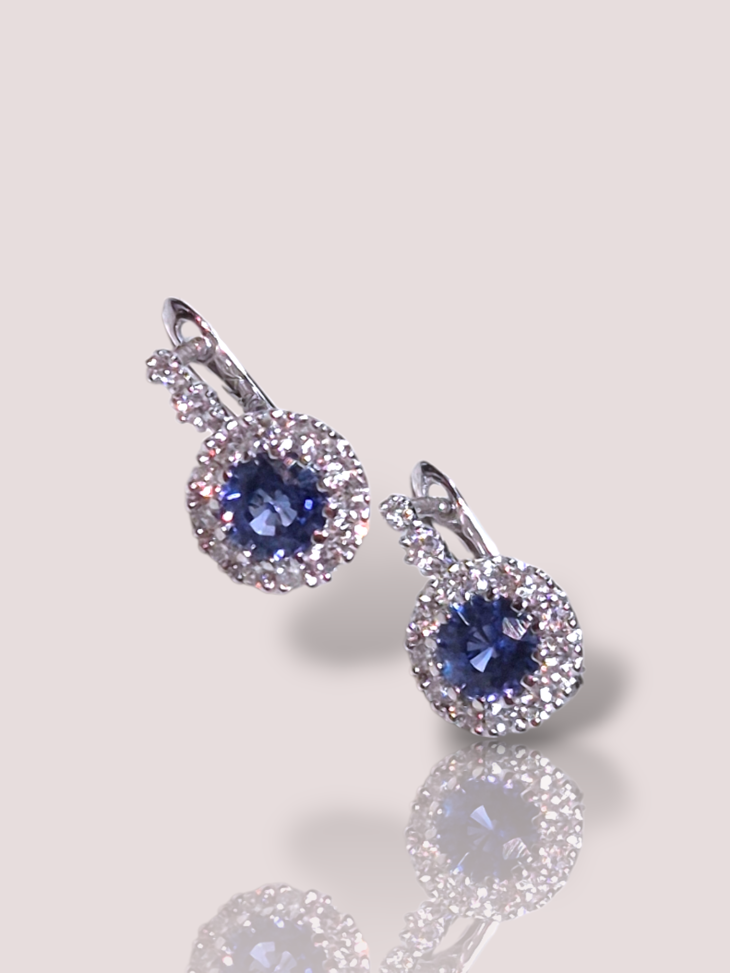 De House of Bruens 18k witgouden oorbellen met diamant en saffier, stralen luxe en elegantie uit. Deze oorbellen zijn perfect als accentstuk bij een avondjurk of formele outfit. Draag ze met opgestoken haar om de schitterende diamanten en saffieren optimaal tot hun recht te laten komen. Ideaal voor speciale gelegenheden.

De oorbellen zijn 1 cm lang en bevatten een prachtige heldere saffier van 4mm doorsnede.