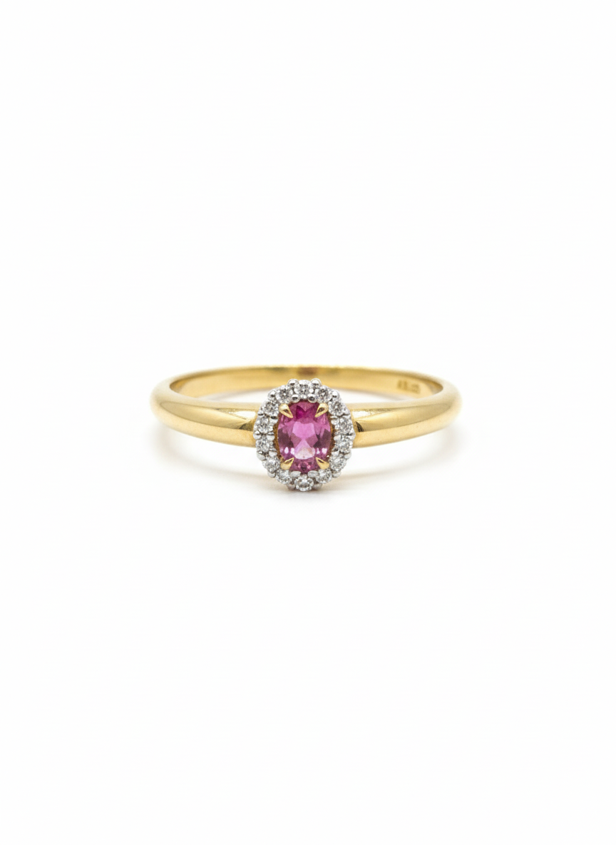 De gouden diamanten ring met roze saffier, modelnummer GPP1713, straalt luxe uit met 14-karaats goud en een glanzende afwerking. De ovale geslepen roze saffier van 0,19 caraat voegt verfijnde elegantie toe. Perfect om te combineren met zowel casual als formele outfits voor een vleugje verfijning. Draag het als een statement-stuk of als aanvulling op uw dagelijkse look.