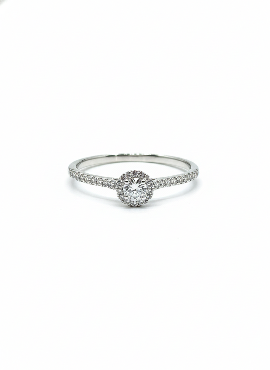 De witgouden diamanten ring met halo zetting, model GGA558333, is perfect voor verlovingen. Gemaakt van 14-karaats witgoud, glanst deze ring prachtig. Bezet met 36 briljantgeslepen SI1-diamanten met kleur H, biedt het een schitterende uitstraling. Draag deze ring op maat 54 voor een elegante en tijdloze look bij speciale gelegenheden. Perfect voor een onvergetelijk aanzoek!