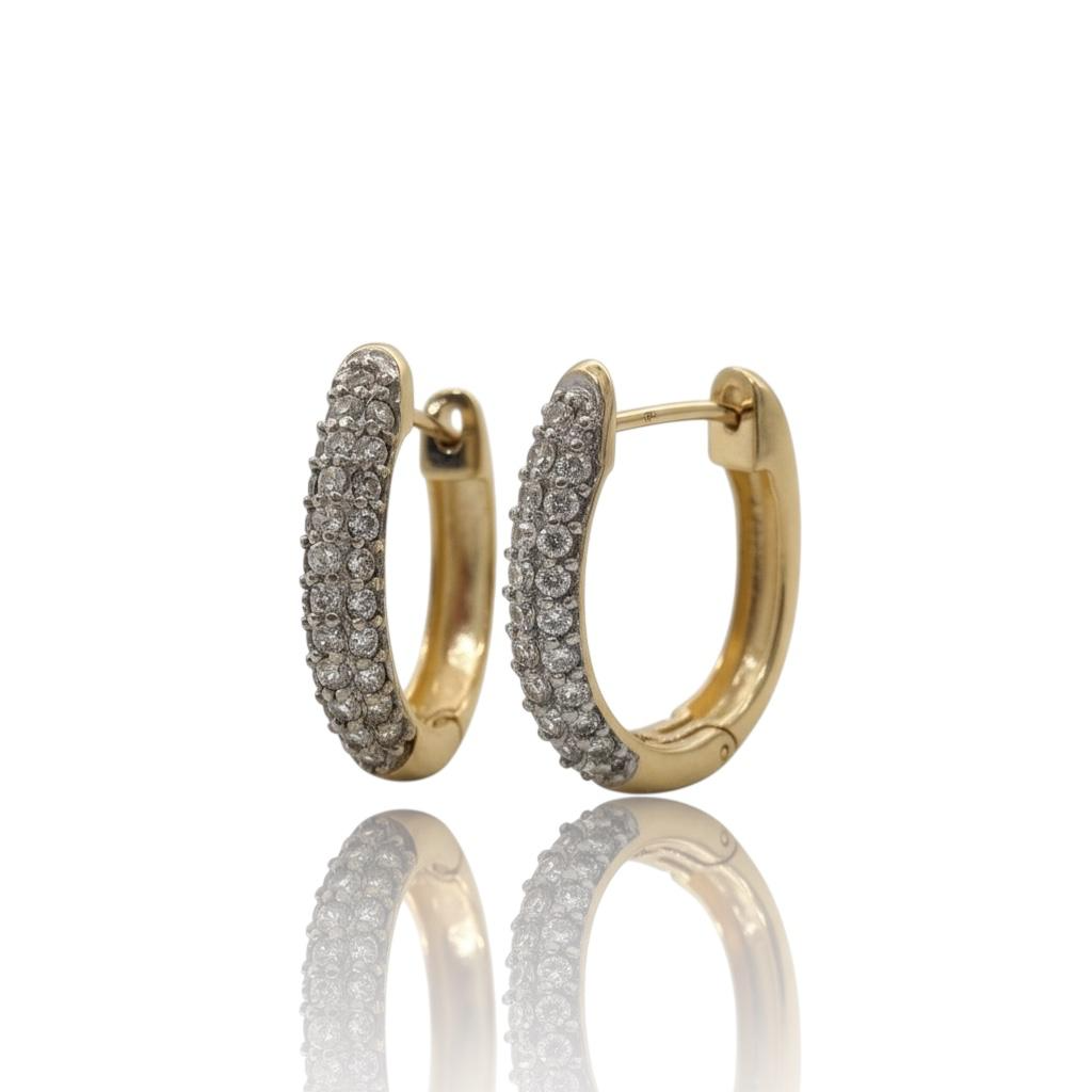 Deze elegante ovale oorringen met zirkonia in 14 karaat goud, zijn een verfijnde aanvulling op elke sieradencollectie. Als creolen stralen ze stijl en klasse uit, perfect voor zowel dagelijkse draagmomenten als speciale gelegenheden. Draag ze met opgestoken haar voor een elegante look of met losse lokken voor een casual chic uitstraling.