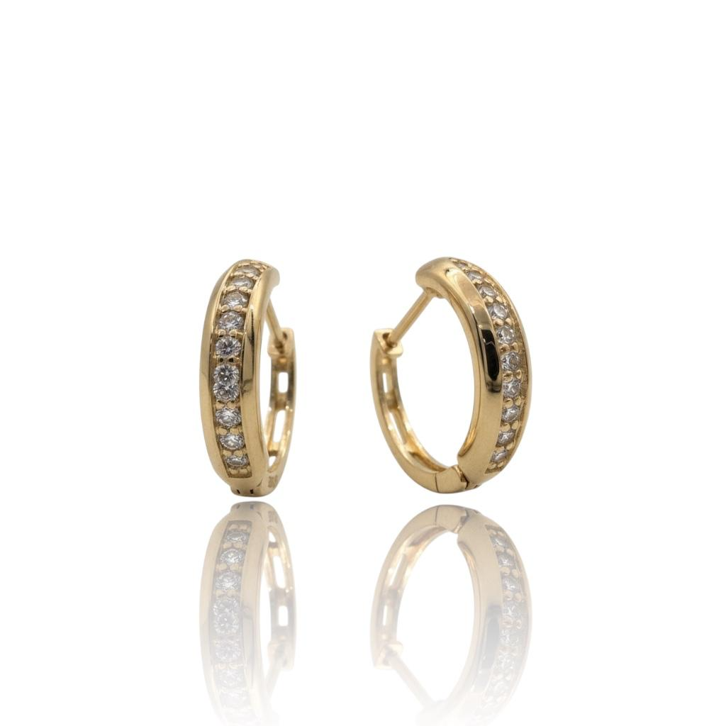 Deze prachtige gouden creolen zijn gemaakt van 14-karaats goud en versierd met schitterende zirkonia's met een elegante gouden kleur stralen ze luxe uit. Ideaal voor zowel alledaagse elegantie als speciale gelegenheden. Combineer ze met een chique avondoutfit voor een verfijnde uitstraling.