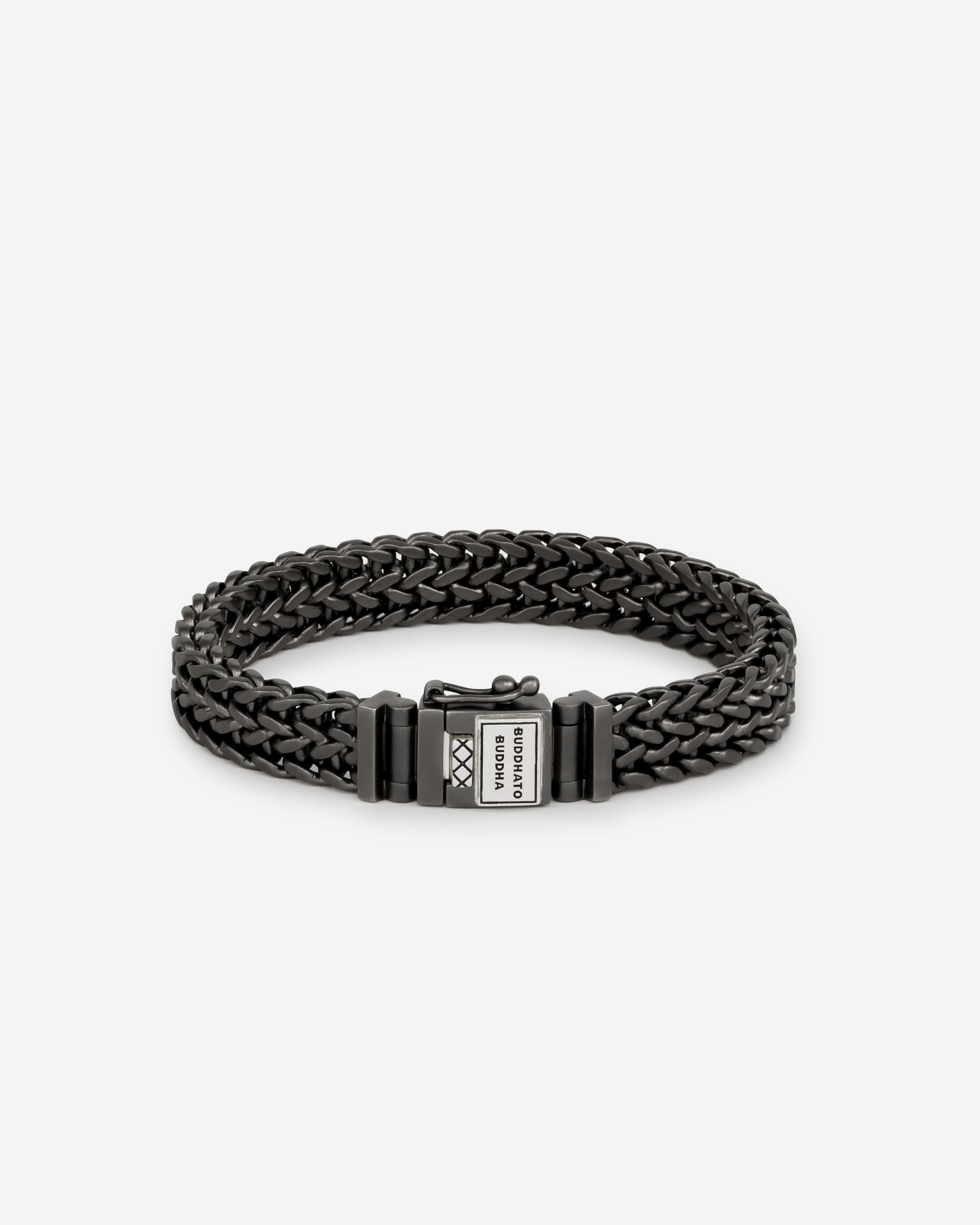 De Buddha to Buddha Armband Julius Black Rhodium Zilver (modelnummer 001J01192B206) is een verfijnde armband van 925 sterling zilver. Met een elegante zwarte kleur, heeft het een breedte van 10,5 mm. Perfect voor dagelijks gebruik of speciale gelegenheden. Draag hem solo of gecombineerd met andere sieraden voor een stijlvolle look.