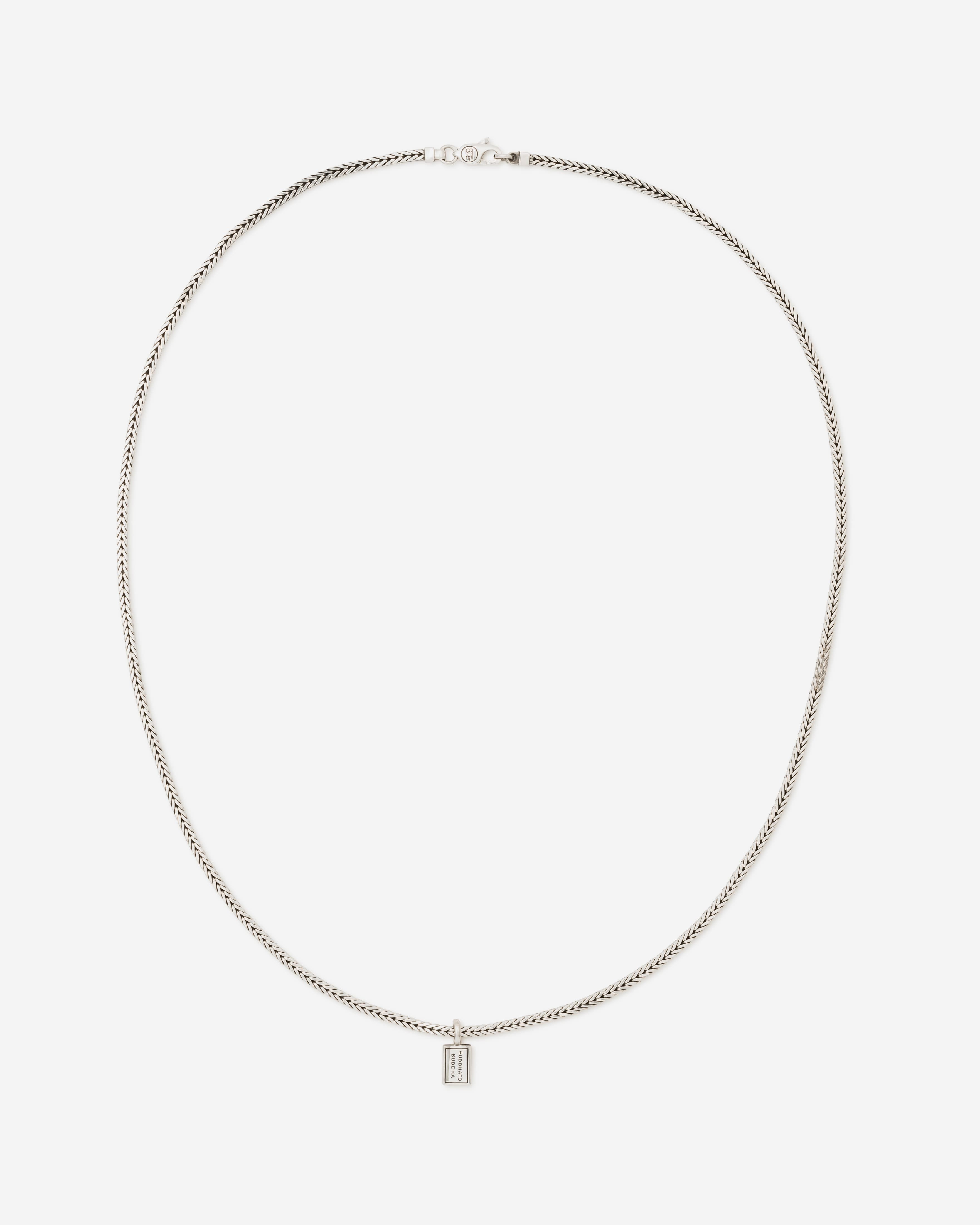 De Buddha to Buddha Ketting Barbara XS 60 cm, modelnummer 001J047190100, is een zilveren halsketting met een breedte van 2.5 mm. Hij is nikkelvrij en heeft een gewicht van 26 gram. De ketting heeft een glanzende afwerking. Draag hem solo voor een subtiele look of combineer met andere kettingen voor een gelaagd effect.