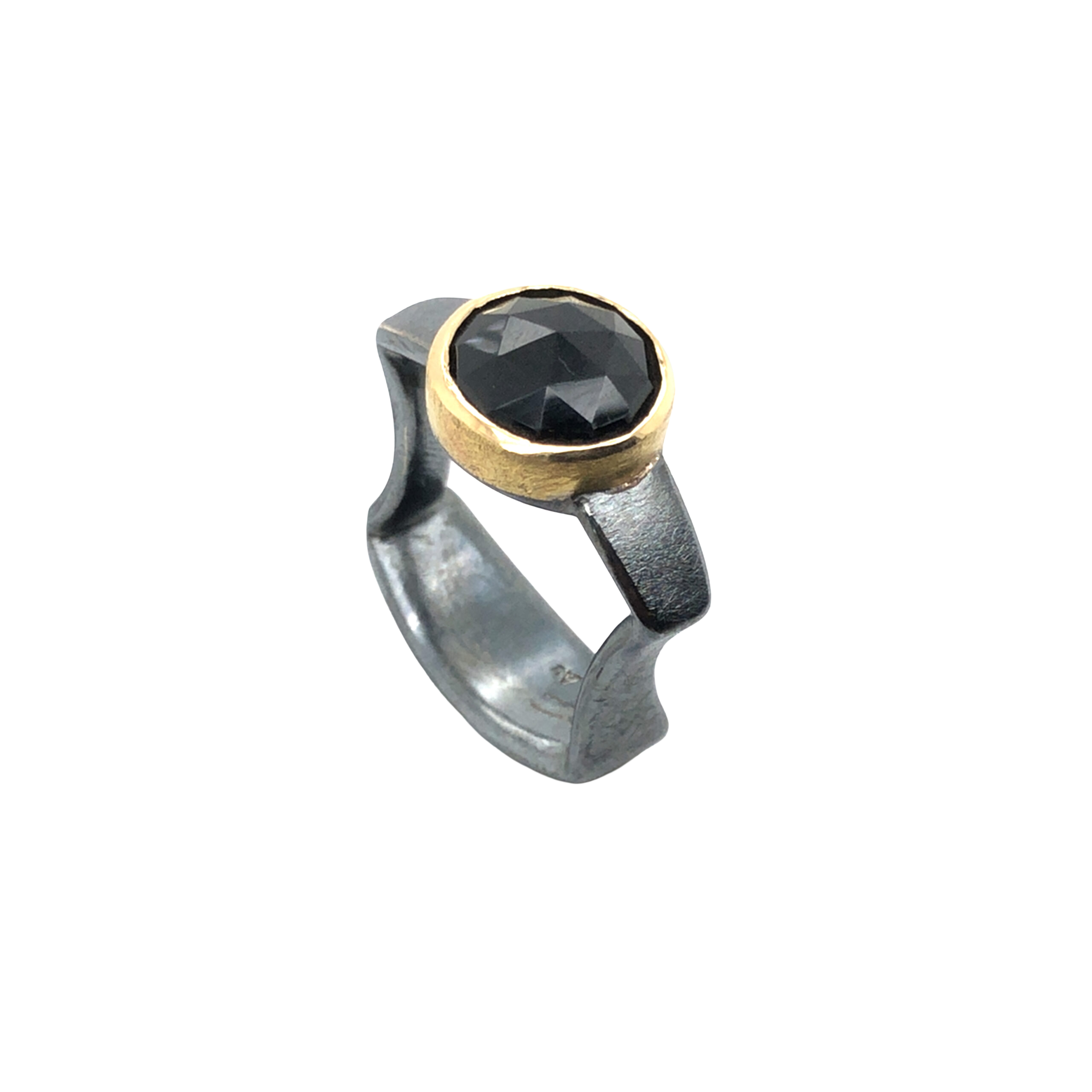 Der Ring Silber/Gold 900/ooo mit Spinell ist ein elegantes Schmuckst&uuml;ck f&uuml;r Damen. Die Kombination aus edlem Silber und Gold sowie dem funkelnden Spinell macht ihn zu einem perfekten Accessoire f&uuml;r besondere Anl&auml;sse. Tragen Sie ihn mit einem schicken Abendkleid oder kombinieren Sie ihn mit schlichter Alltagskleidung f&uuml;r einen Hauch von Eleganz.