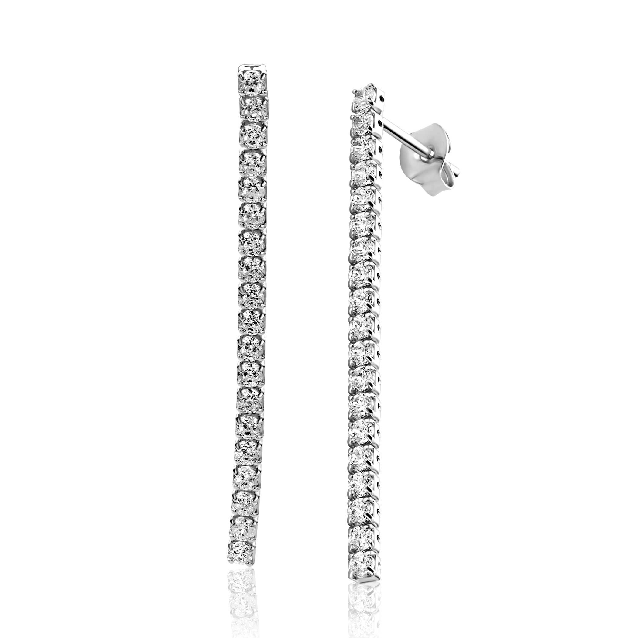 De 40 mm ZINZI zilveren tennis oorstekers (ZIO2795) zijn elegante en opvallende oorbellen met een luxe uitstraling. Ze zijn vervaardigd uit hoogwaardig 925 zilver en uitgevoerd in een klassieke rijzetting van fonkelende witte zirkonia&rsquo;s, wat zorgt voor een schitterend en verfijnd effect.

Dankzij de slanke, langwerpige vorm geven deze oorstekers een elegante uitstraling aan het gezicht. Perfect voor een feestelijke gelegenheid, maar ook prachtig als statement bij een stijlvolle dagelijkse outfit.