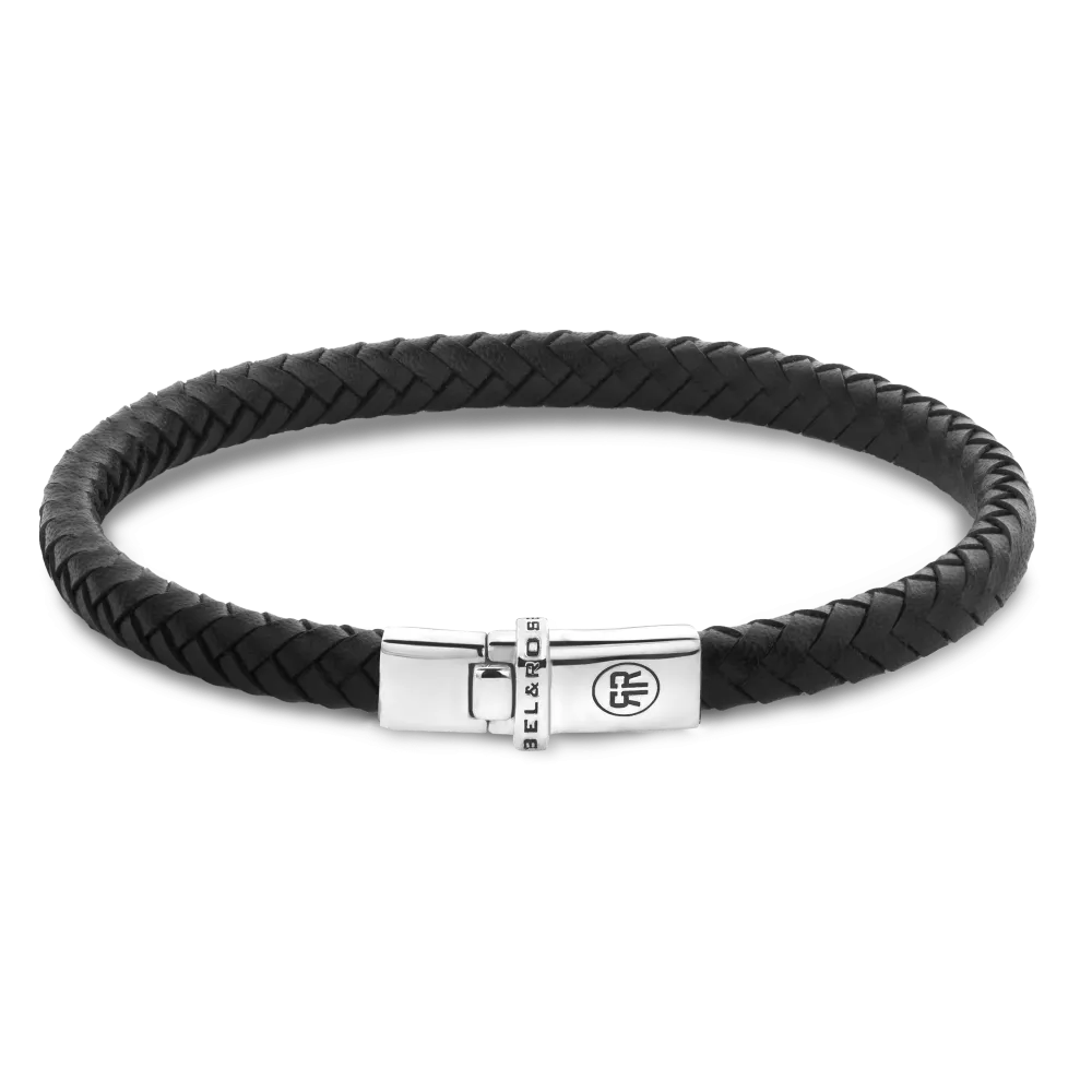 De Xtra Small Braided armband van Rebel and Rose is een handgemaakte armband met volledig zilveren sluiting. Het zwarte leer is 5 mm breed en met veel zorg en vakmanschap gelooid door de ambachtslieden van Rebel and Rose. Prachtig rundleer dat mooier en soepeler wordt naarmate je het langer draagt. Ze doen het perfect in combinatie met onze Sterling Zilveren armbanden, ringen en kralen armbanden. Het leer moet worden &lsquo;ingedragen&rsquo; dus mag in het begin iets strakker zitten dan je zou willen.