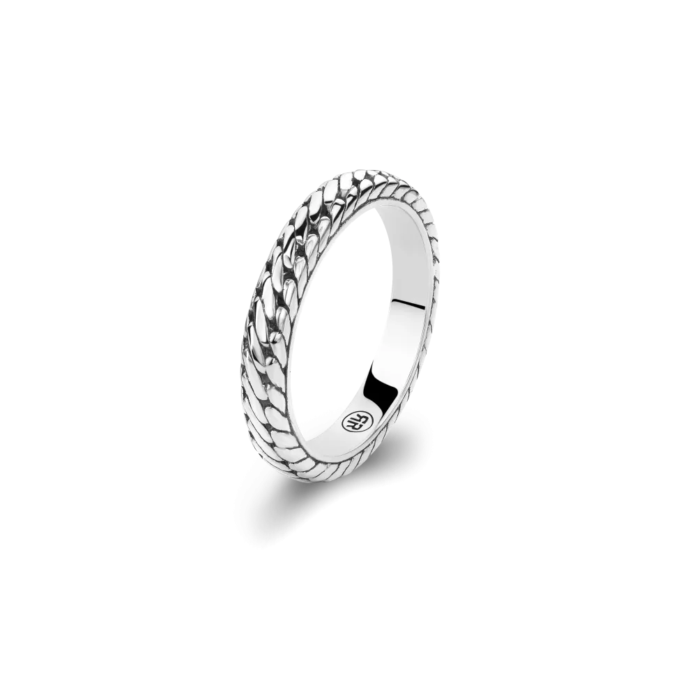 De Ring Apollo Four is handgemaakt van sterling 925 zilver en is 3,7 mm breed. 