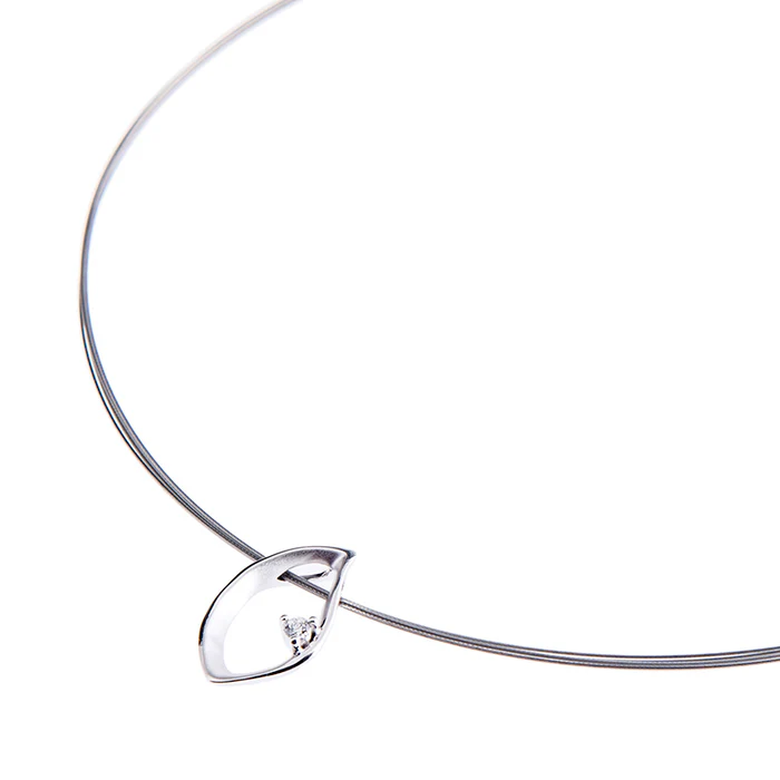 Ga helemaal in stijl de deur uit met dit prachtige collier van Gala Design. De hanger is gemaakt van 925 zilver en afgewerkt met een zirkonia steentje. Maak je look helemaal compleet en combineer ze met de andere sieraden van de Blue Oyster Collectie.
