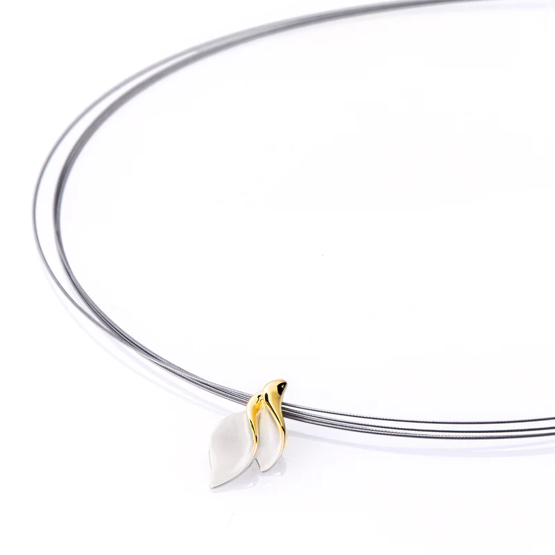 Ga helemaal in stijl de deur uit met dit prachtige collier van Gala Design. De hanger is gemaakt van 925 zilver en 925 zilver Gold-Plated.  Maak je look helemaal compleet en combineer ze met de andere sieraden van de Shadow Collectie.