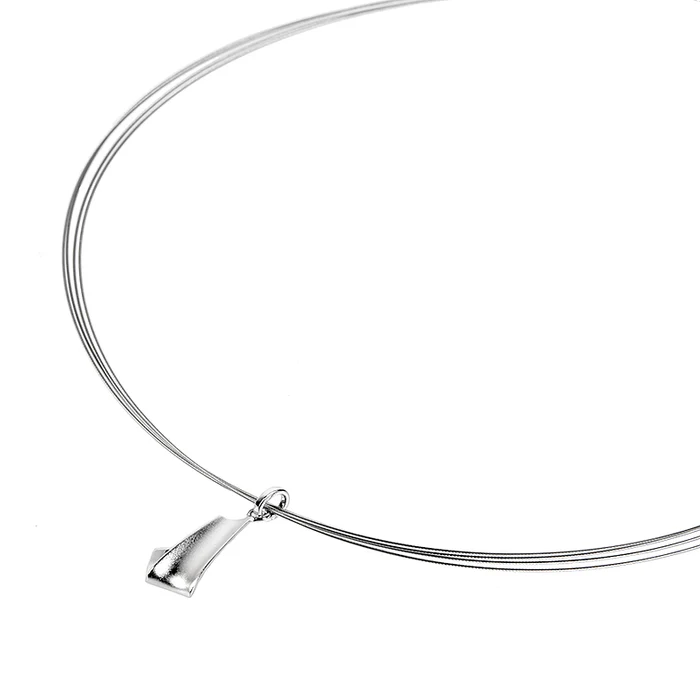 Ga helemaal in stijl de deur uit met dit prachtige collier van Gala Design. De hanger is gemaakt van 925 zilver. Maak je look helemaal compleet en combineer ze met de andere sieraden van de Showman Collectie.