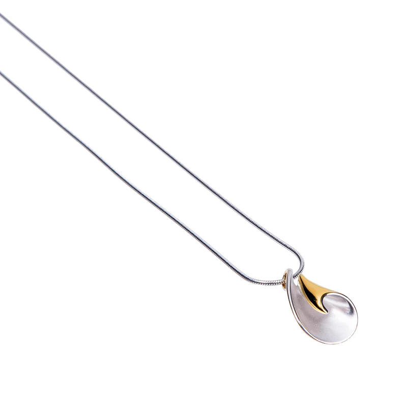 Ga helemaal in stijl de deur uit met dit prachtige collier van Gala Design. De hanger is gemaakt van 925 zilver.  Maak je look helemaal compleet en combineer ze met de andere sieraden van de Cylinder Gold Collectie.
